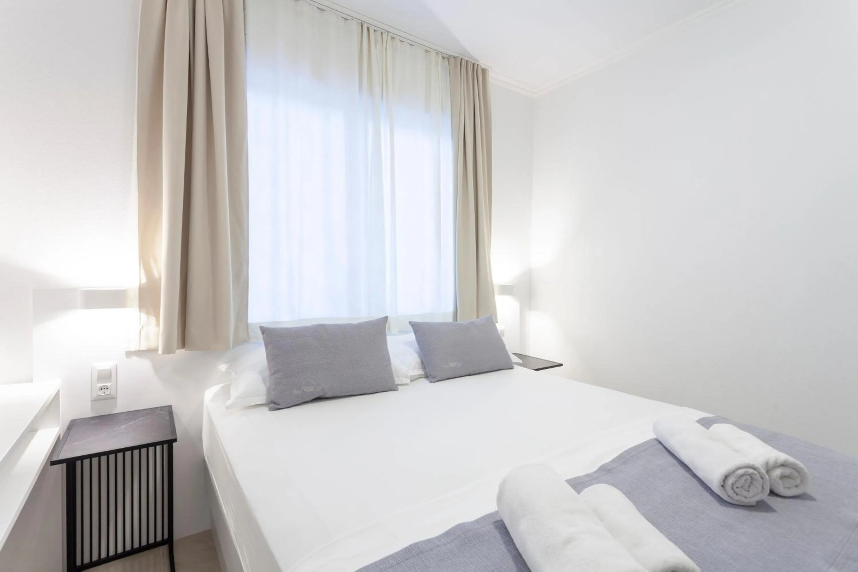 Bed in Sunset Split Rooms