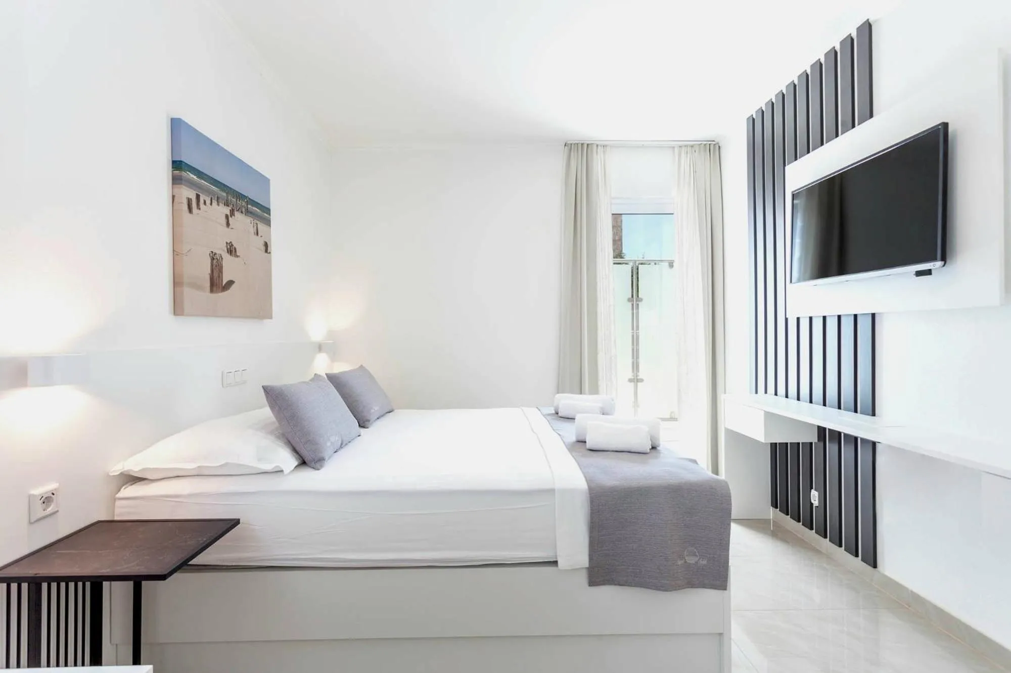 Bed in Sunset Split Rooms