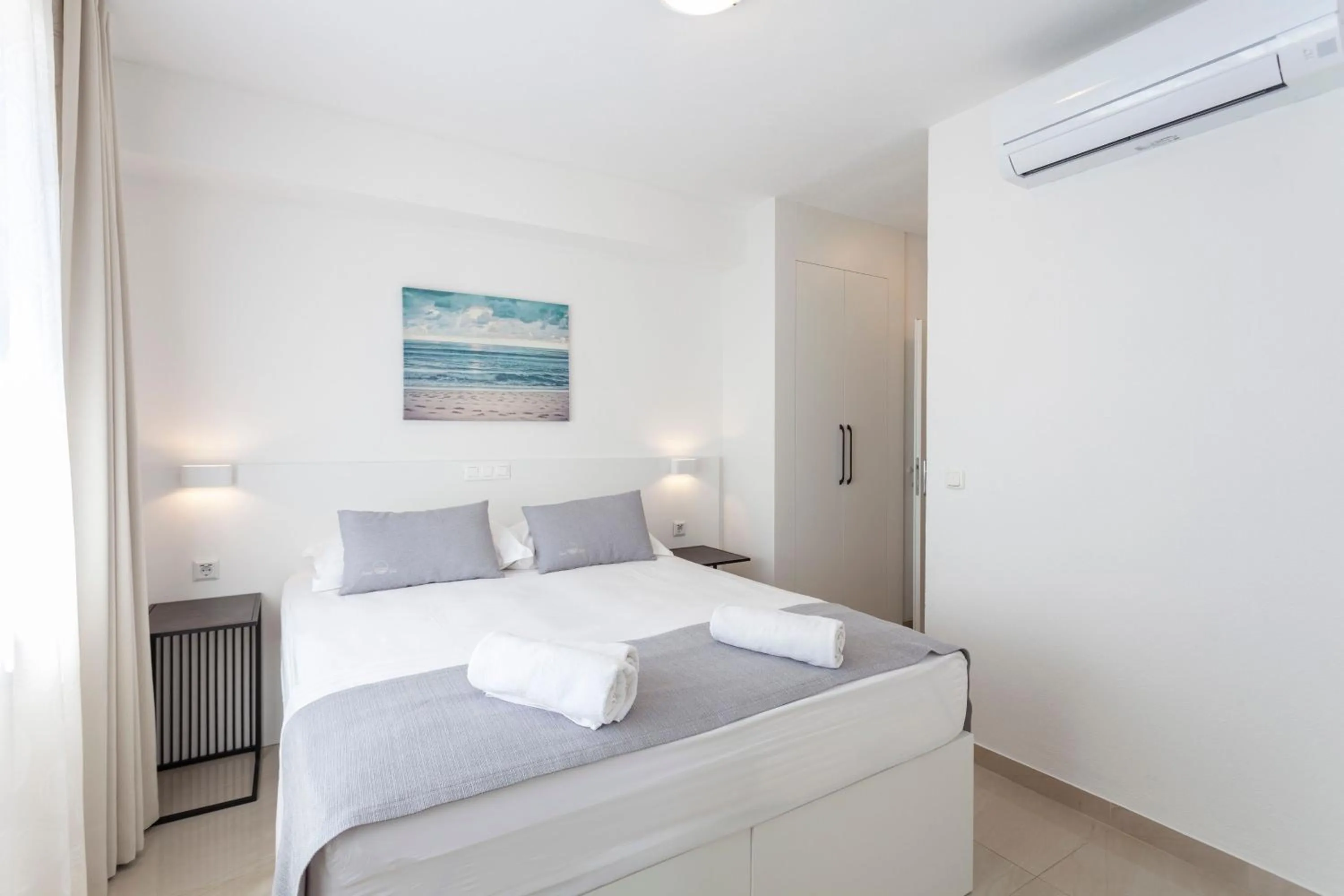 Bed in Sunset Split Rooms