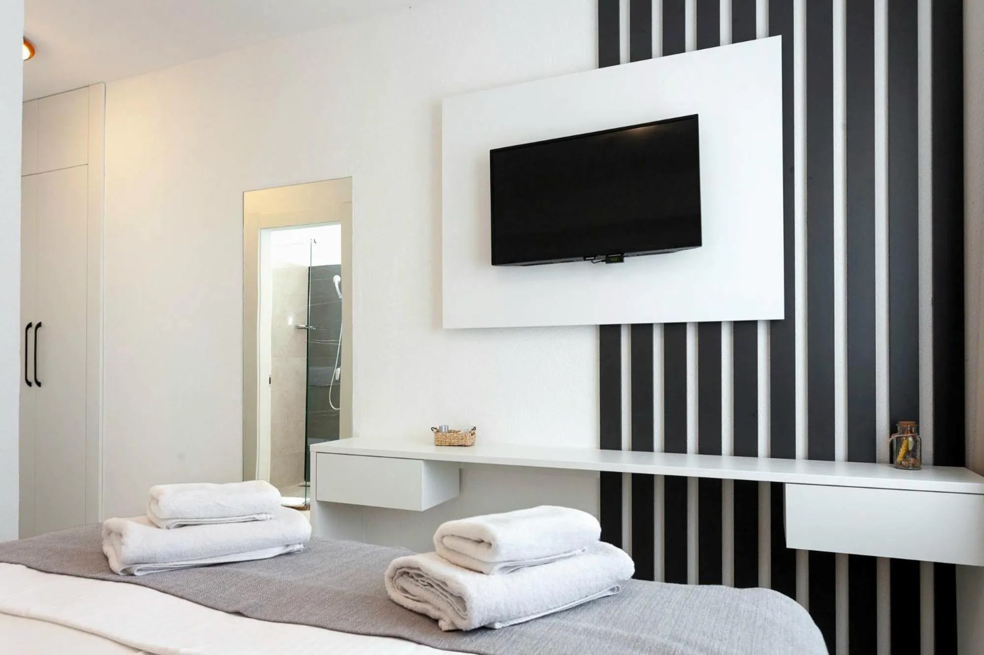 Bed in Sunset Split Rooms