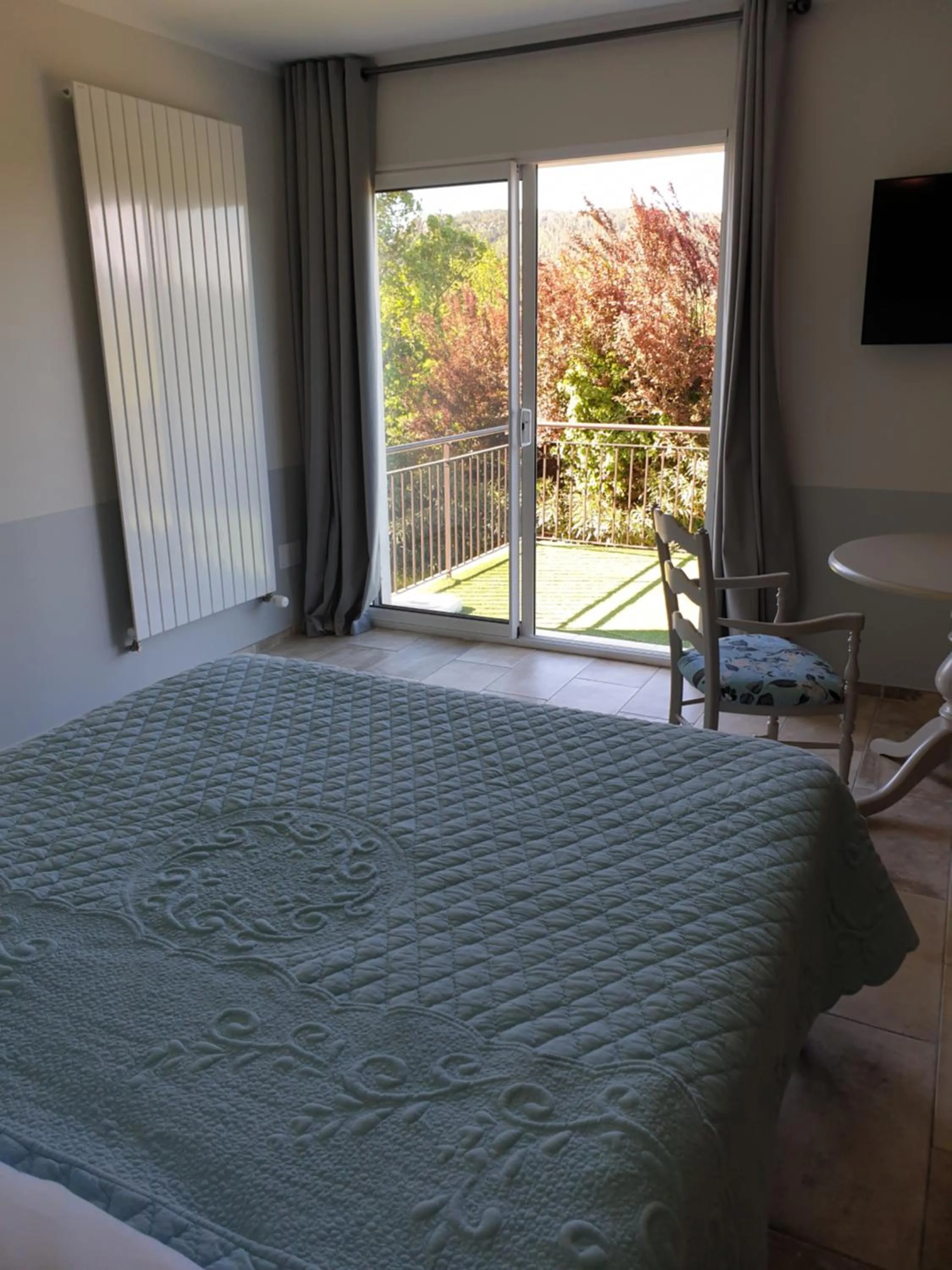 Mountain view, Bed in Au Relais Provencal