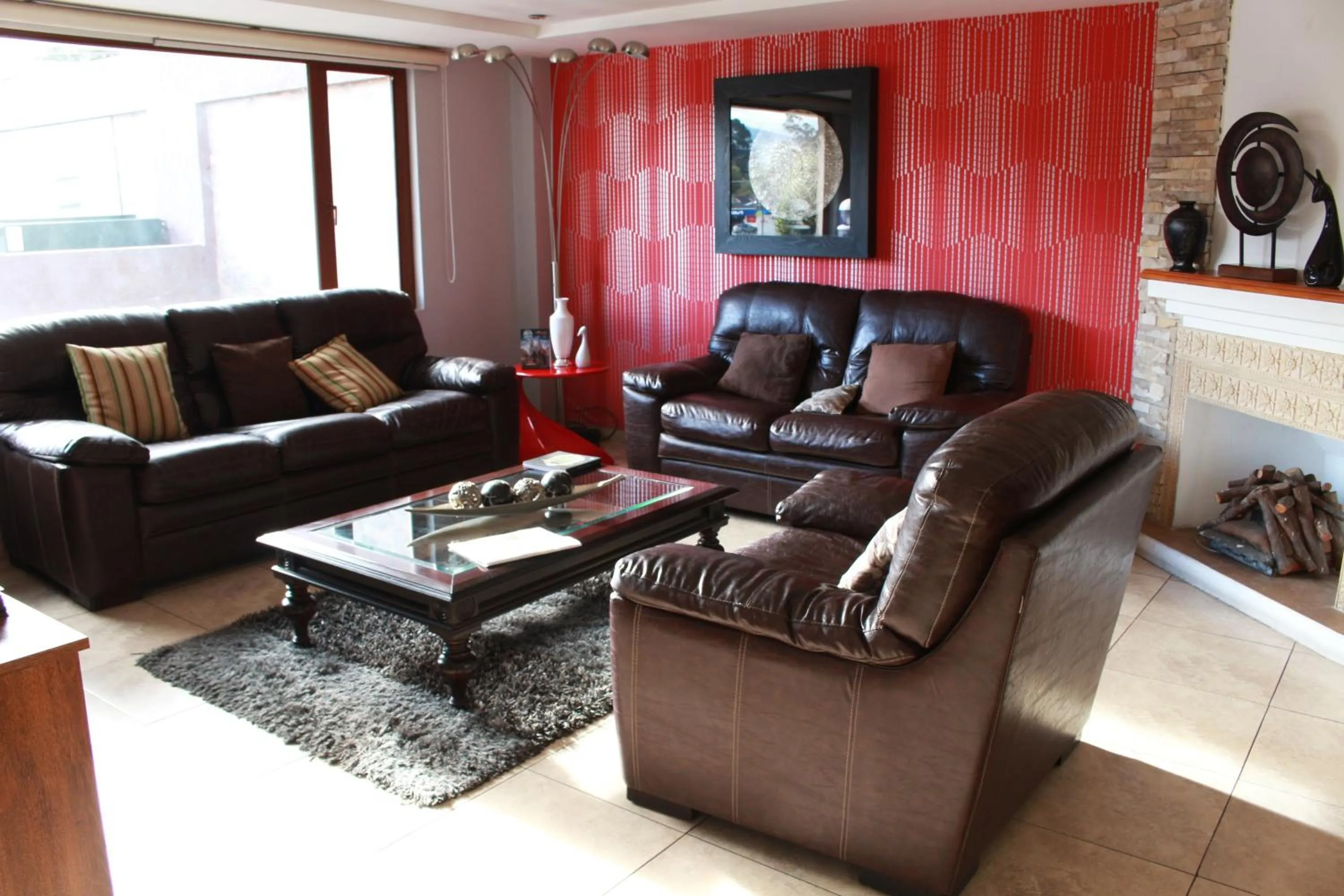 Communal lounge/ TV room in Hotel Santiago de Compostella Suites