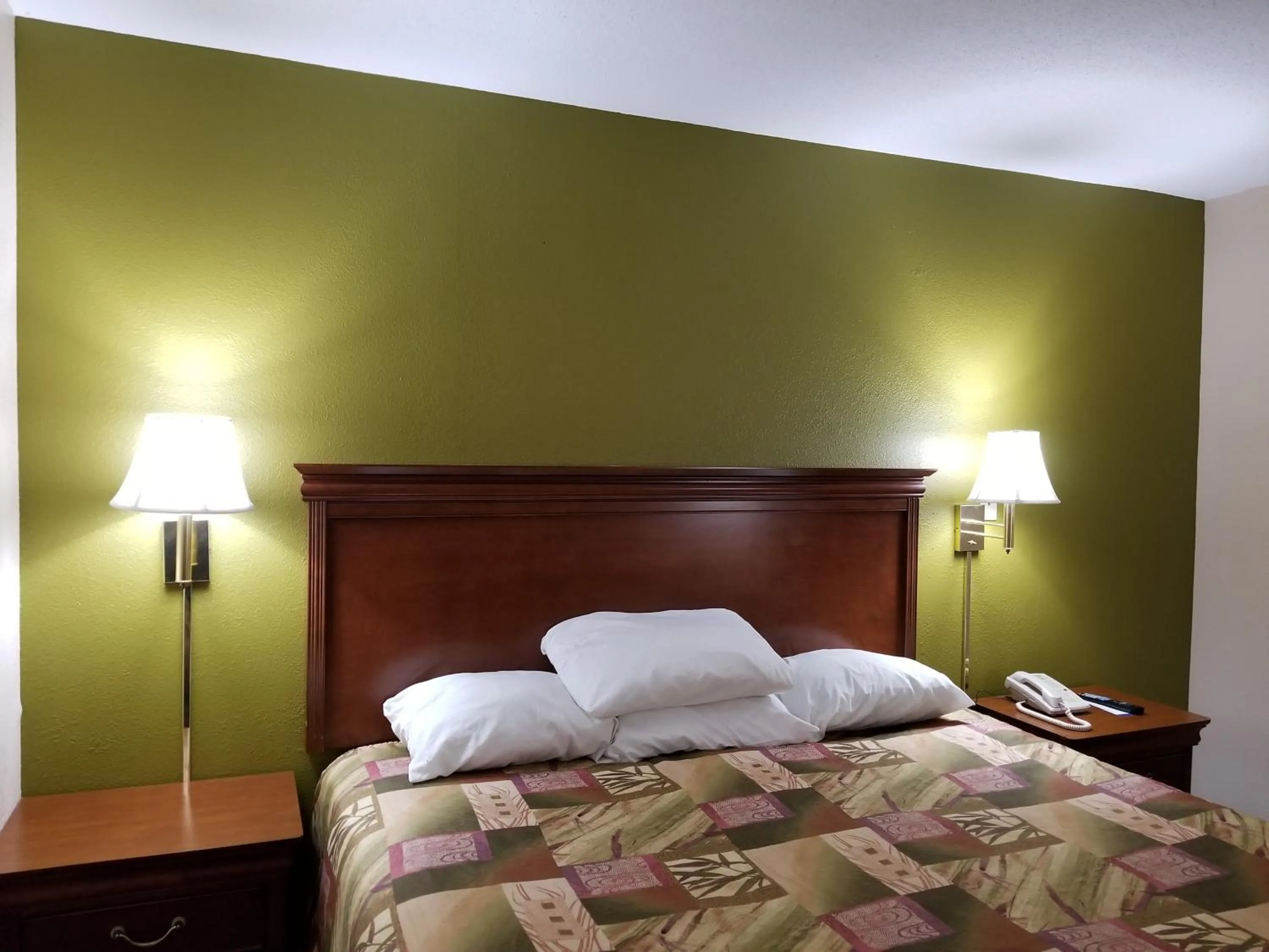 Bed in Briarwood Inn