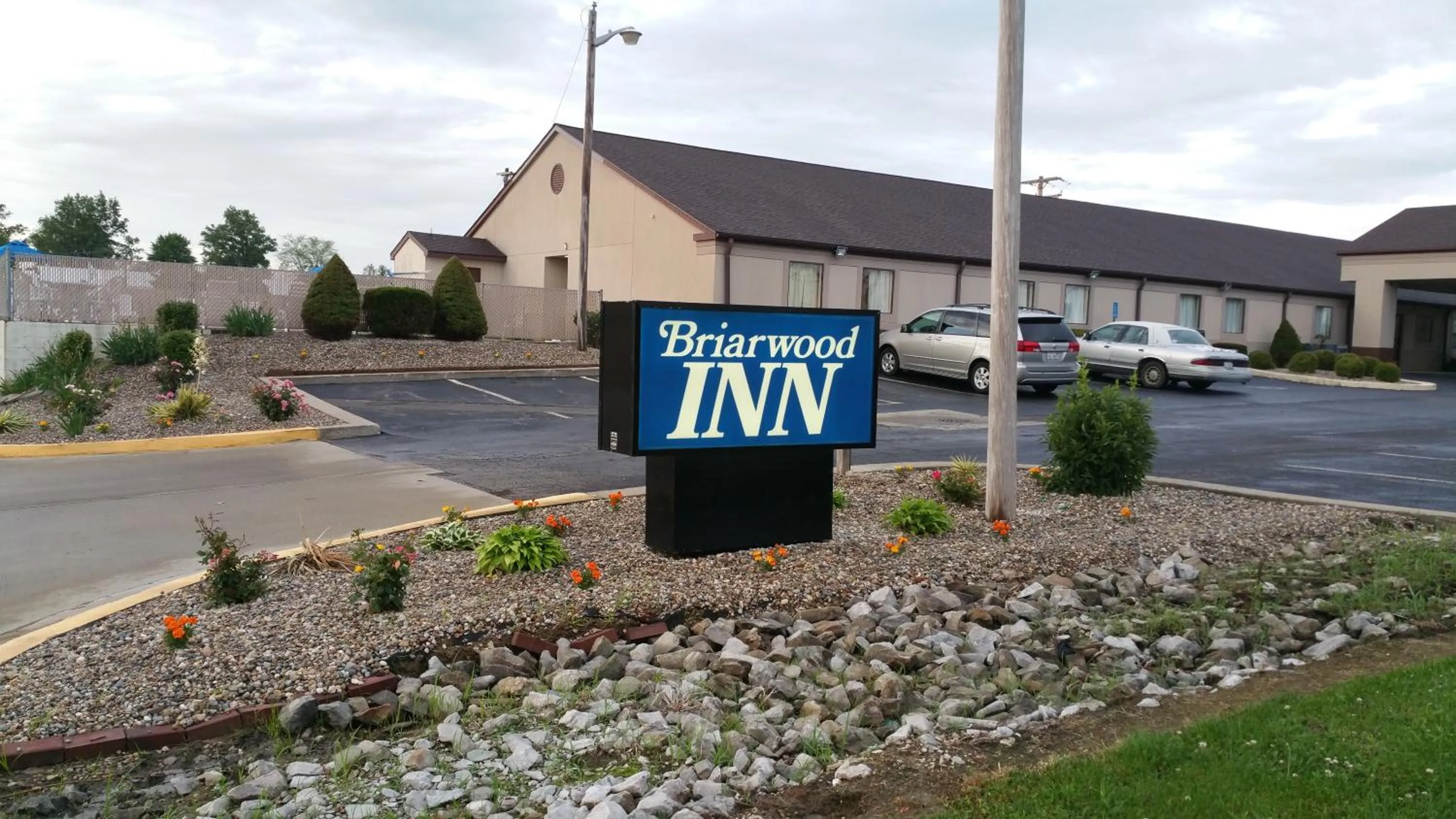 Facade/entrance in Briarwood Inn