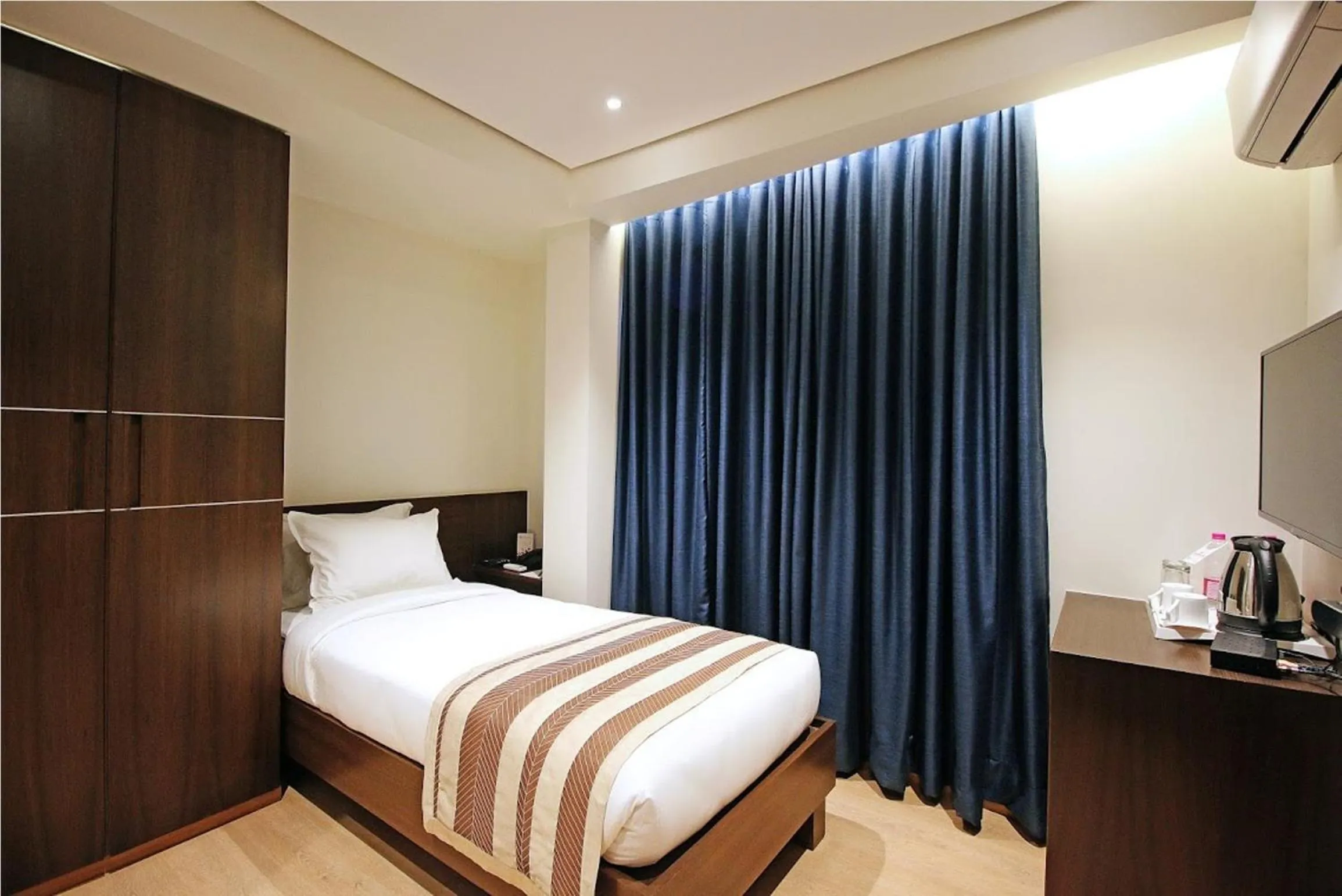 Bed in Hotel German Palace Near to Airport