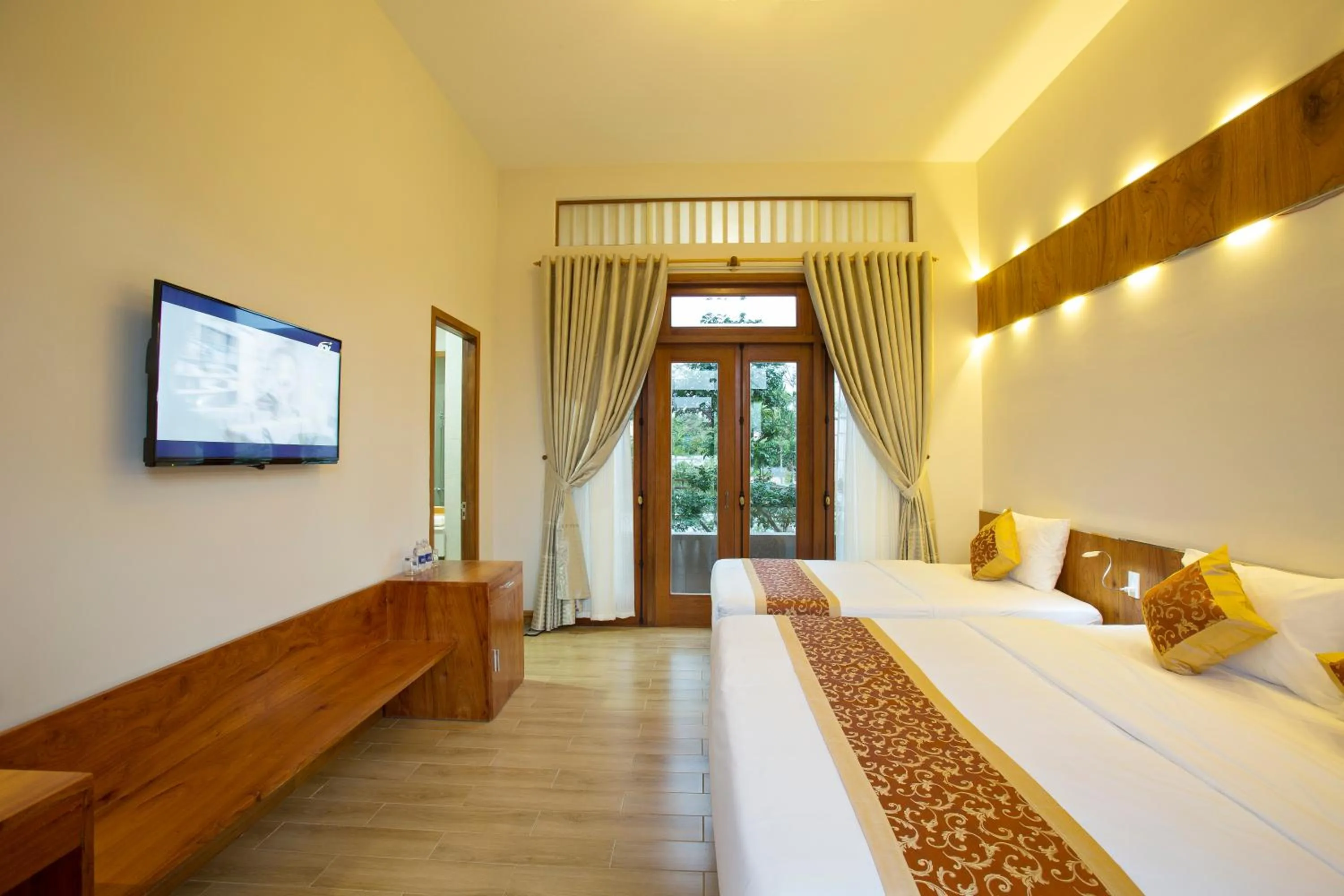 Photo of the whole room, Bed in Hanging Garden Hoi An