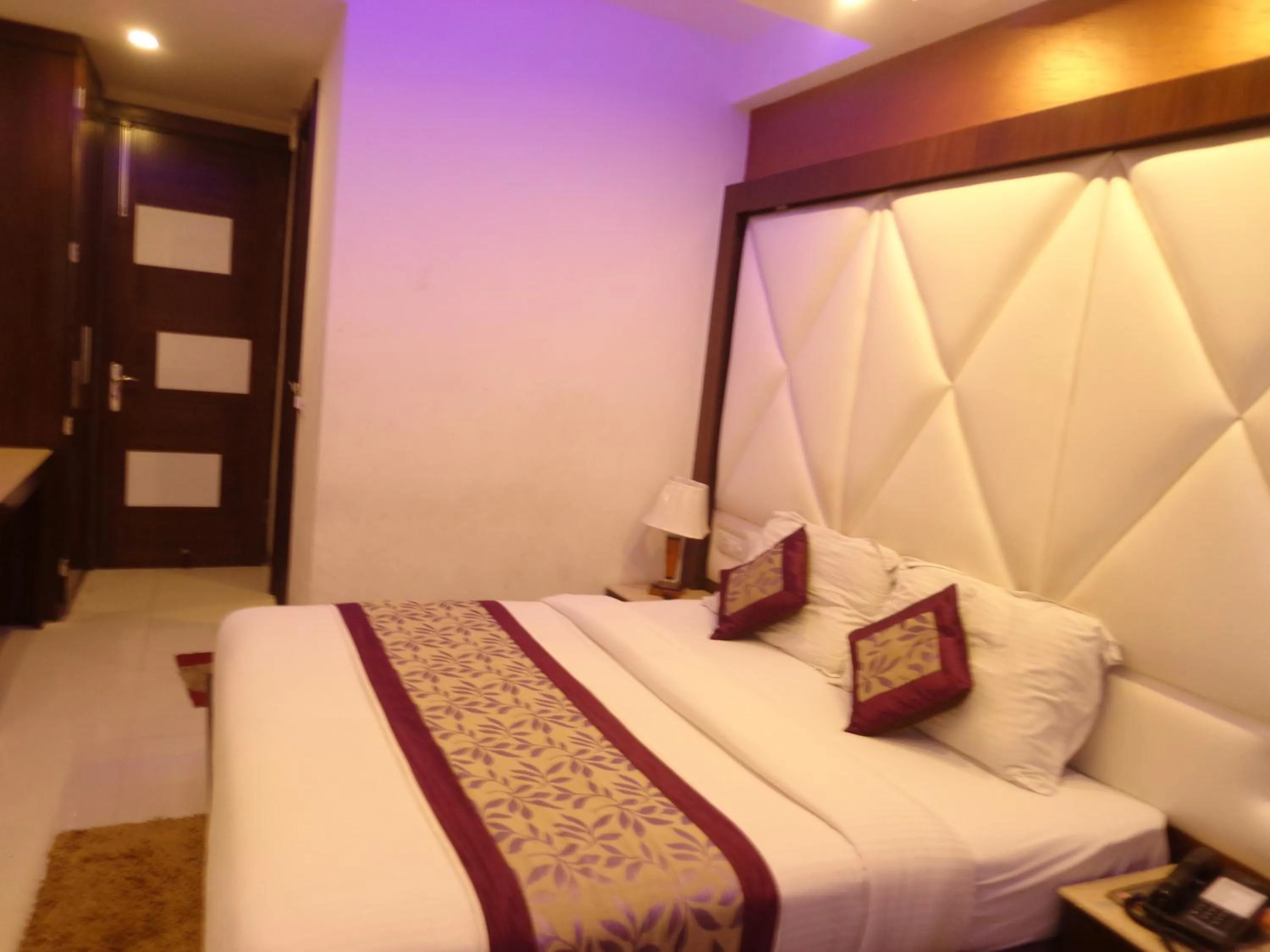 Bedroom, Bed in NEW RANOVATED Hotel Station View Opposite New Delhi Railway
