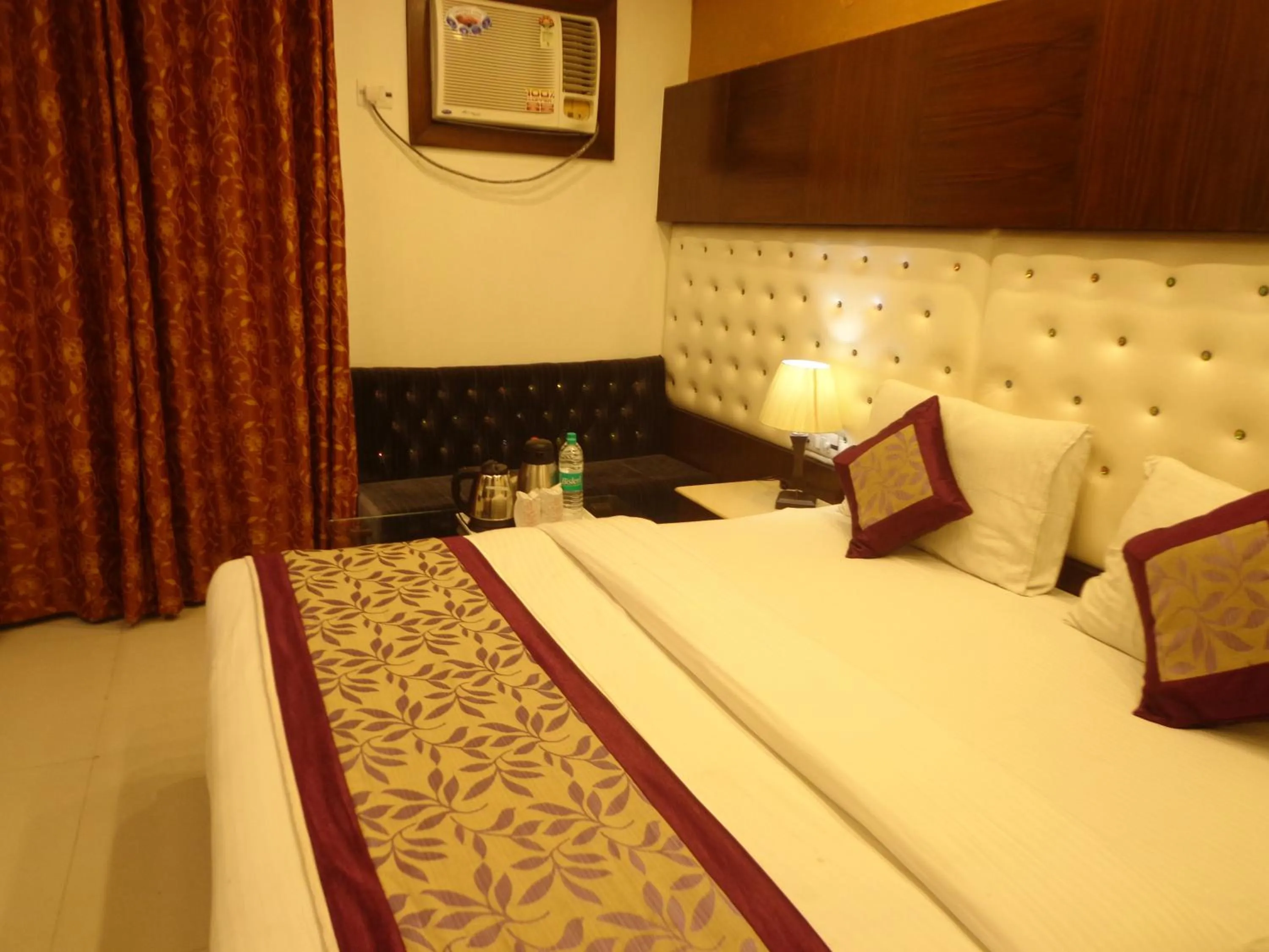 Bedroom, Bed in NEW RANOVATED Hotel Station View Opposite New Delhi Railway
