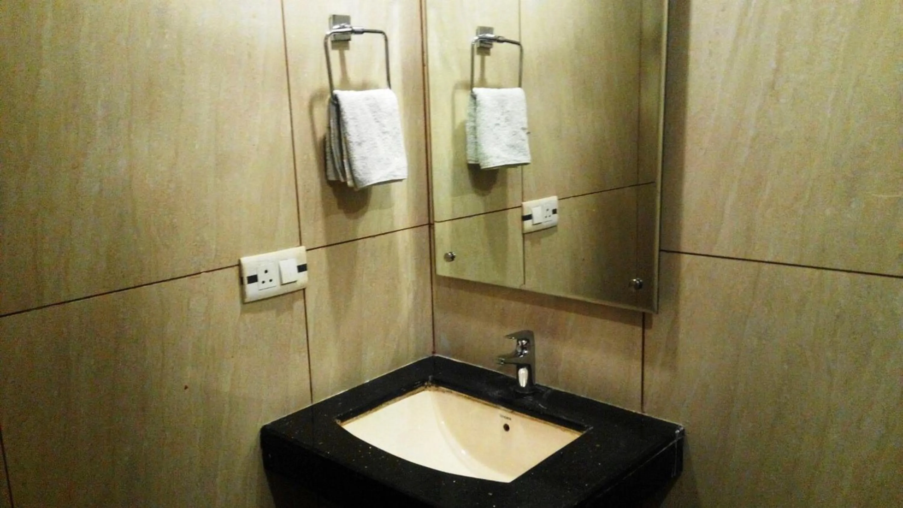 Bathroom in NEW RANOVATED Hotel Station View Opposite New Delhi Railway