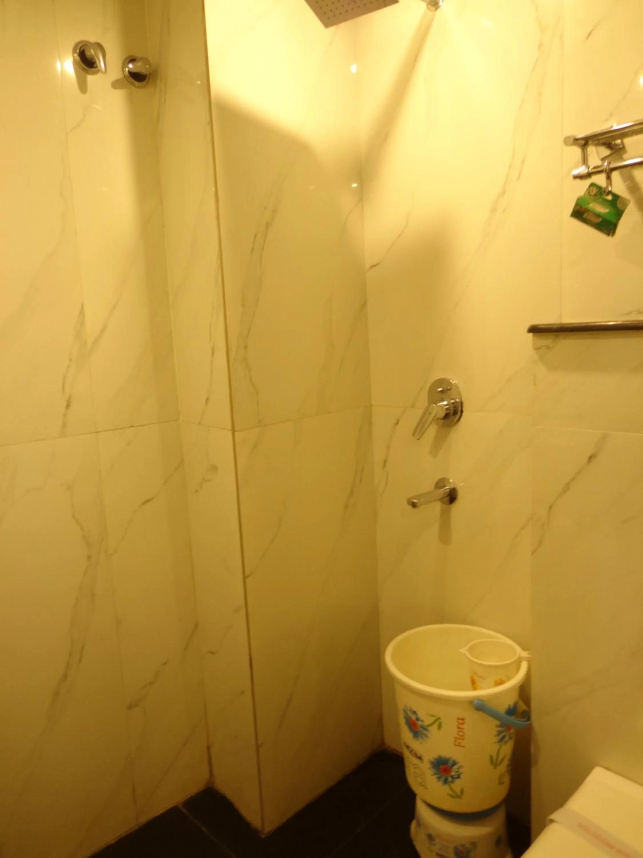 Bathroom in NEW RANOVATED Hotel Station View Opposite New Delhi Railway