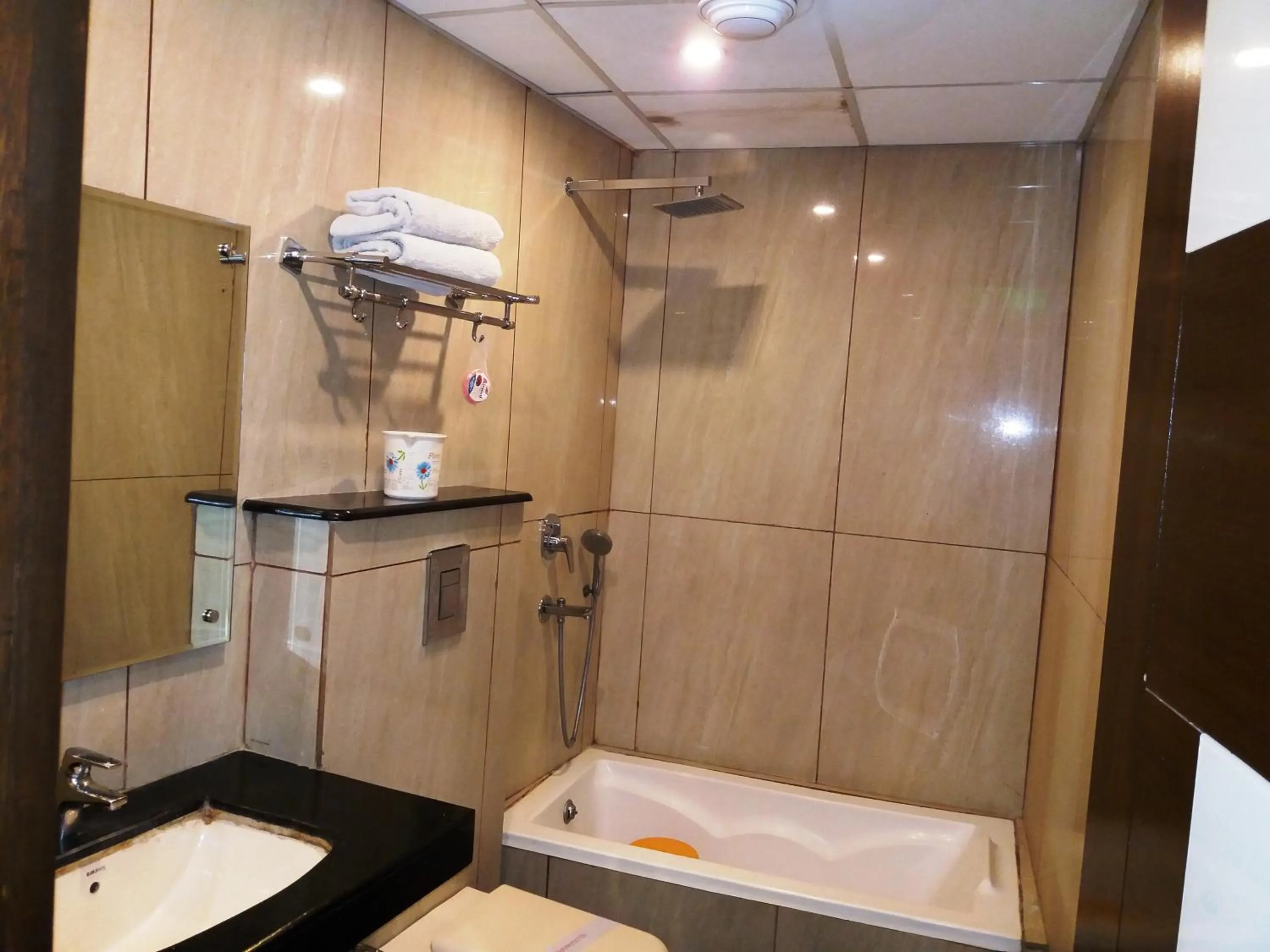 Bathroom in NEW RANOVATED Hotel Station View Opposite New Delhi Railway