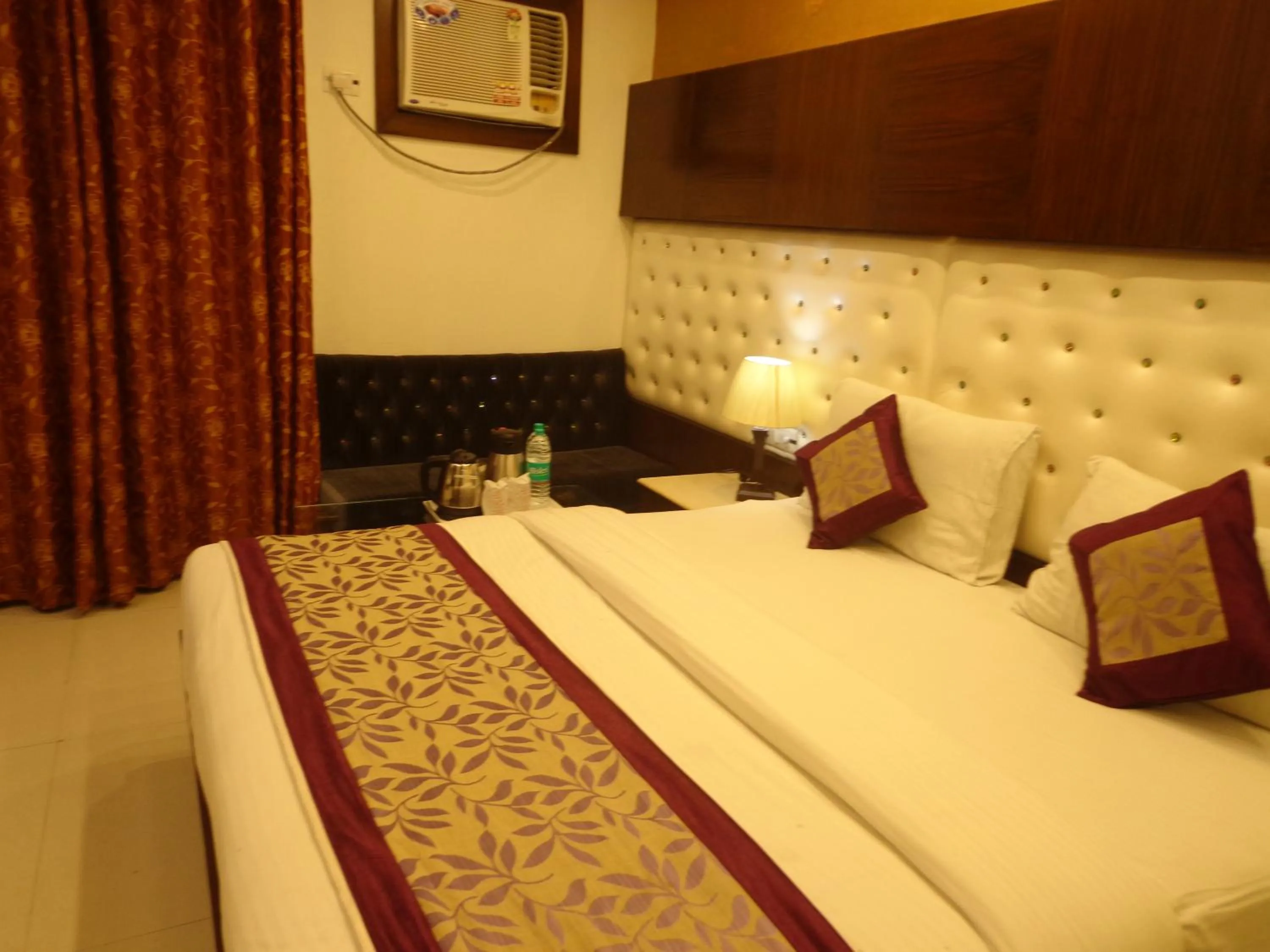 Bedroom, Bed in NEW RANOVATED Hotel Station View Opposite New Delhi Railway