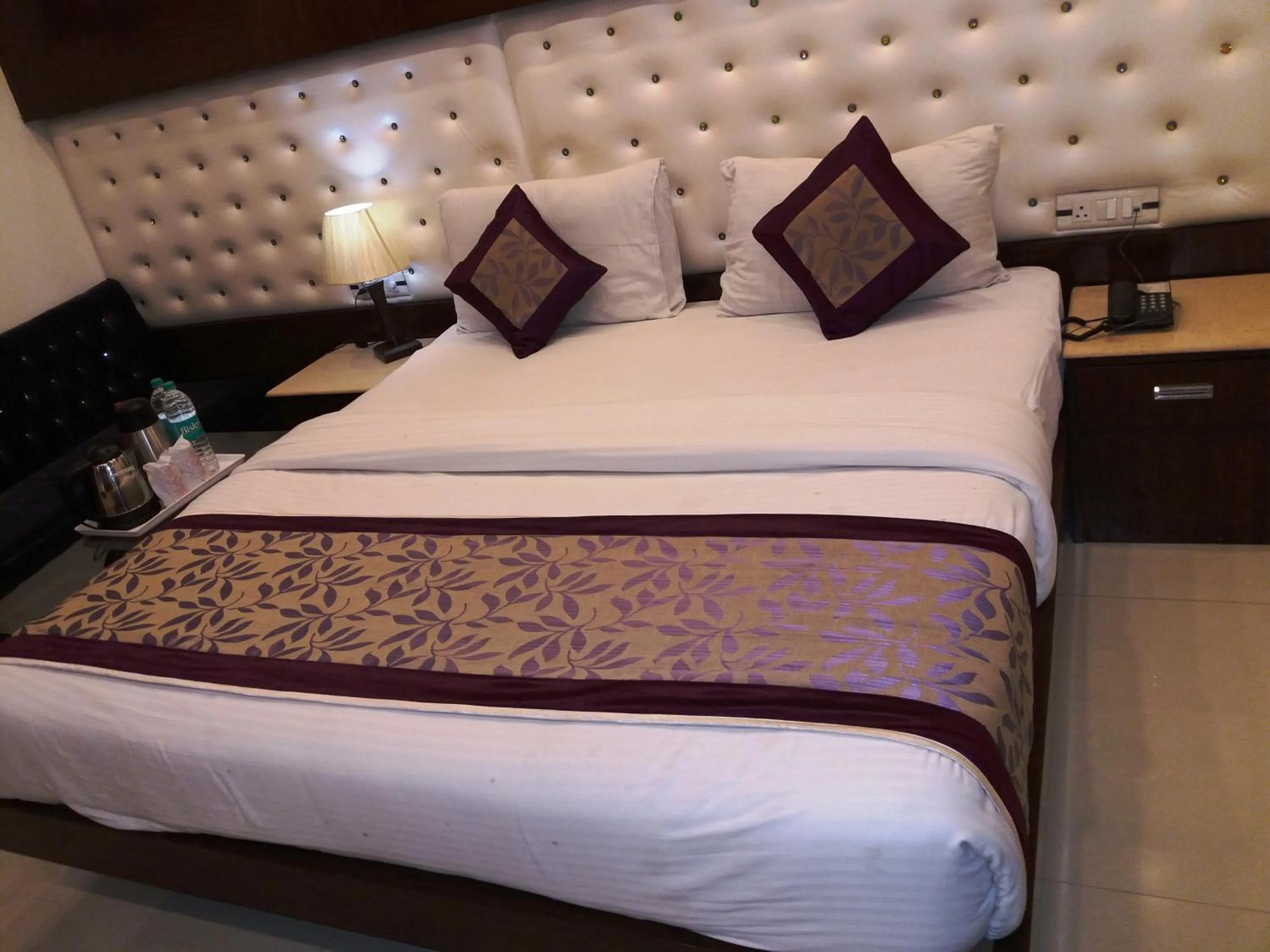 Bedroom, Bed in NEW RANOVATED Hotel Station View Opposite New Delhi Railway