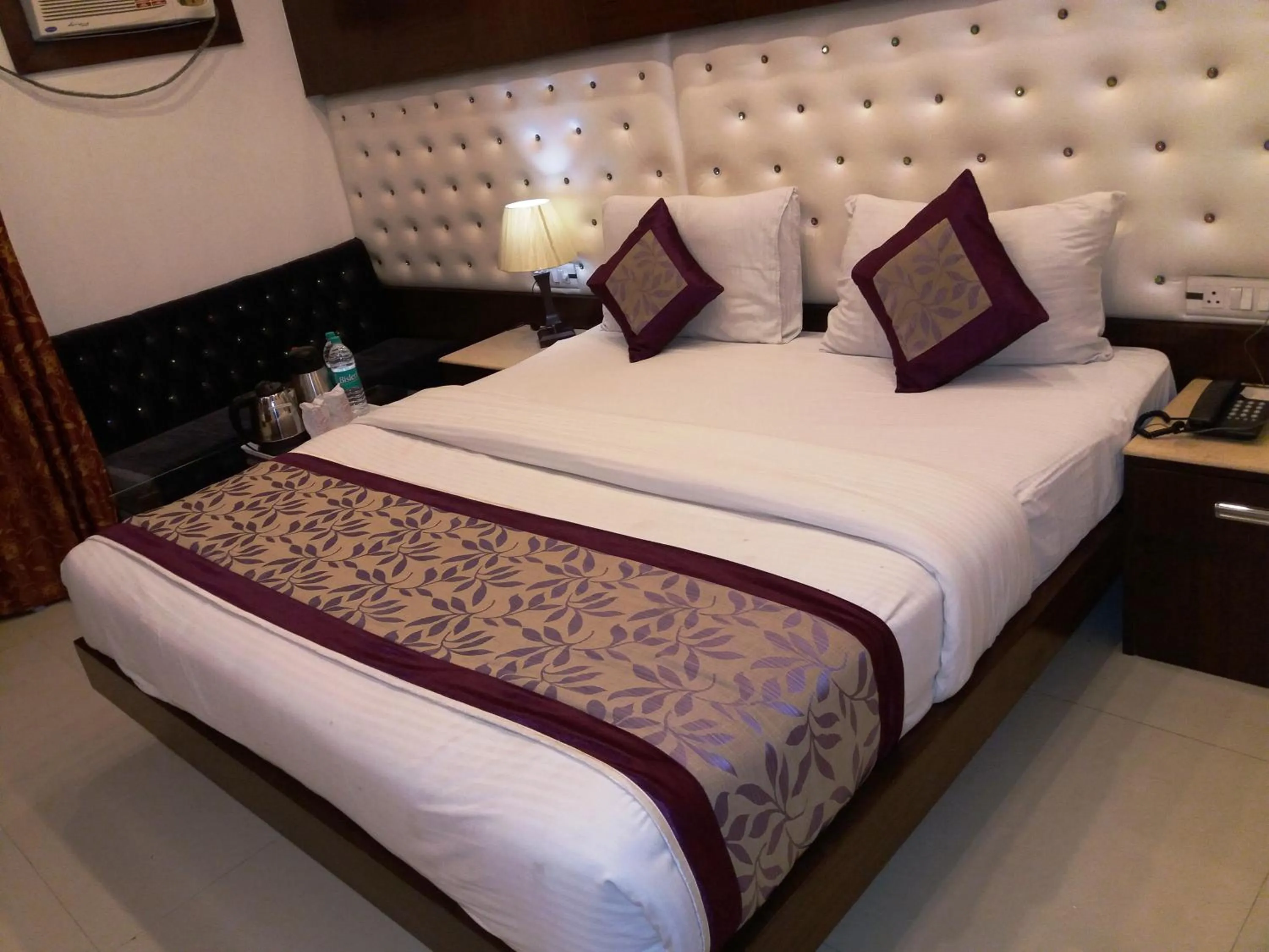 Bedroom, Bed in NEW RANOVATED Hotel Station View Opposite New Delhi Railway