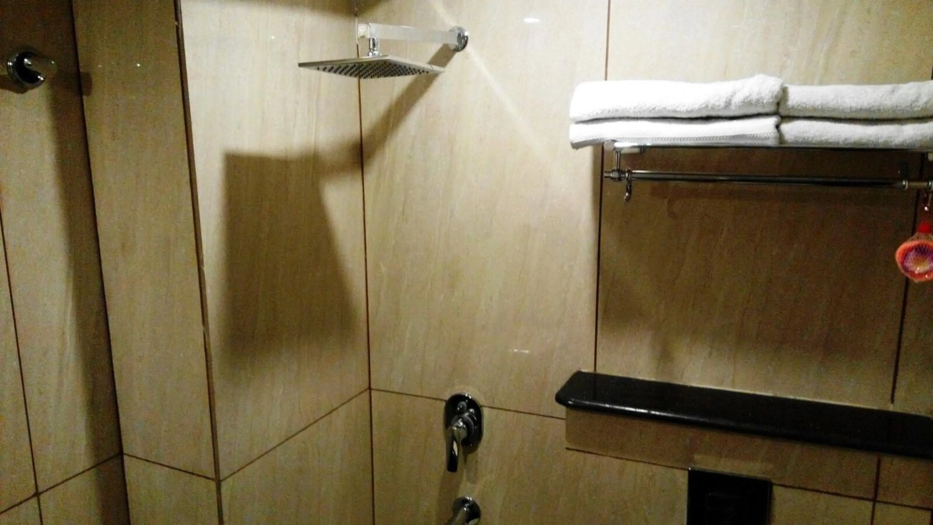 Bathroom in NEW RANOVATED Hotel Station View Opposite New Delhi Railway