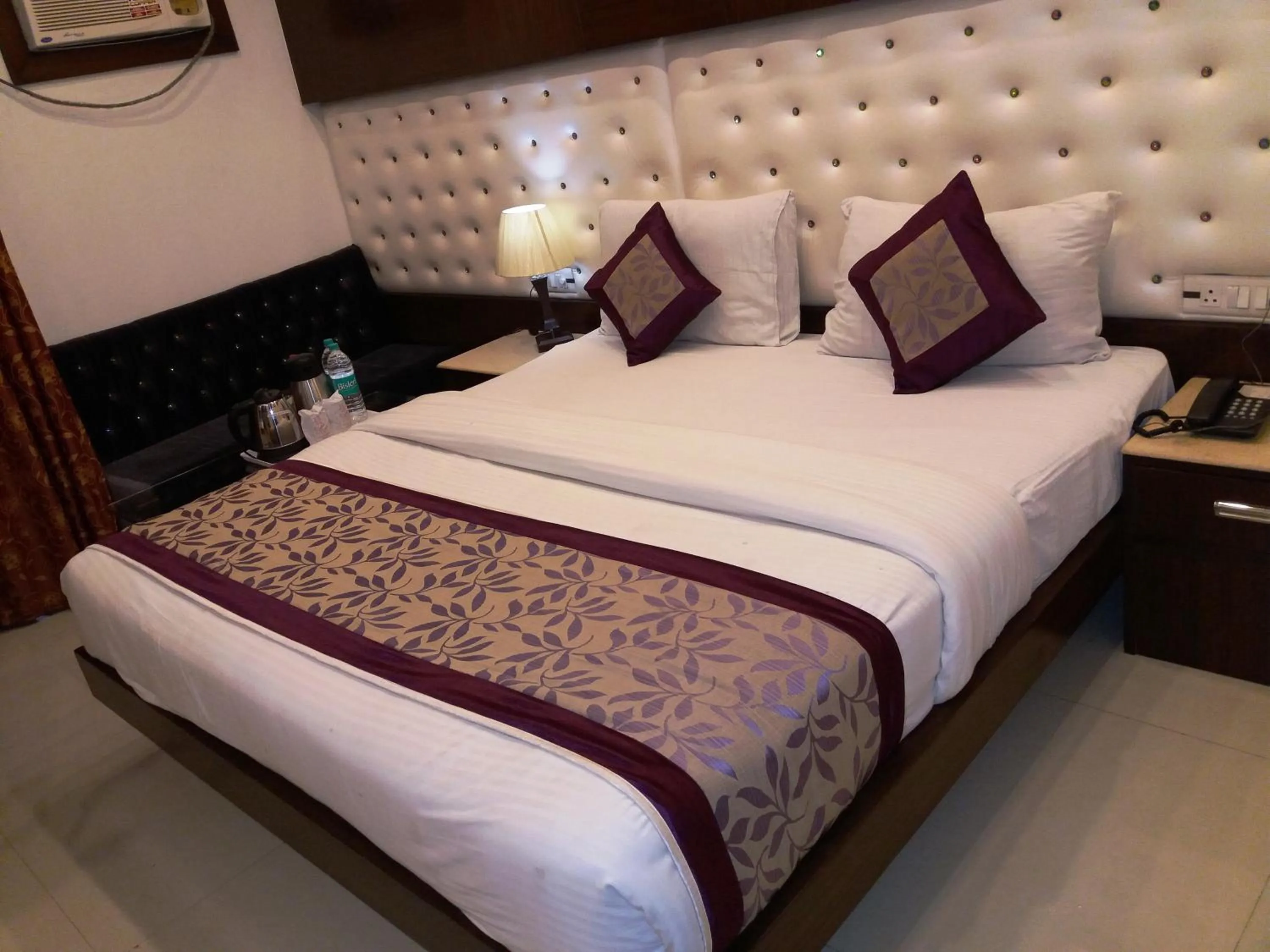 Bedroom, Bed in NEW RANOVATED Hotel Station View Opposite New Delhi Railway
