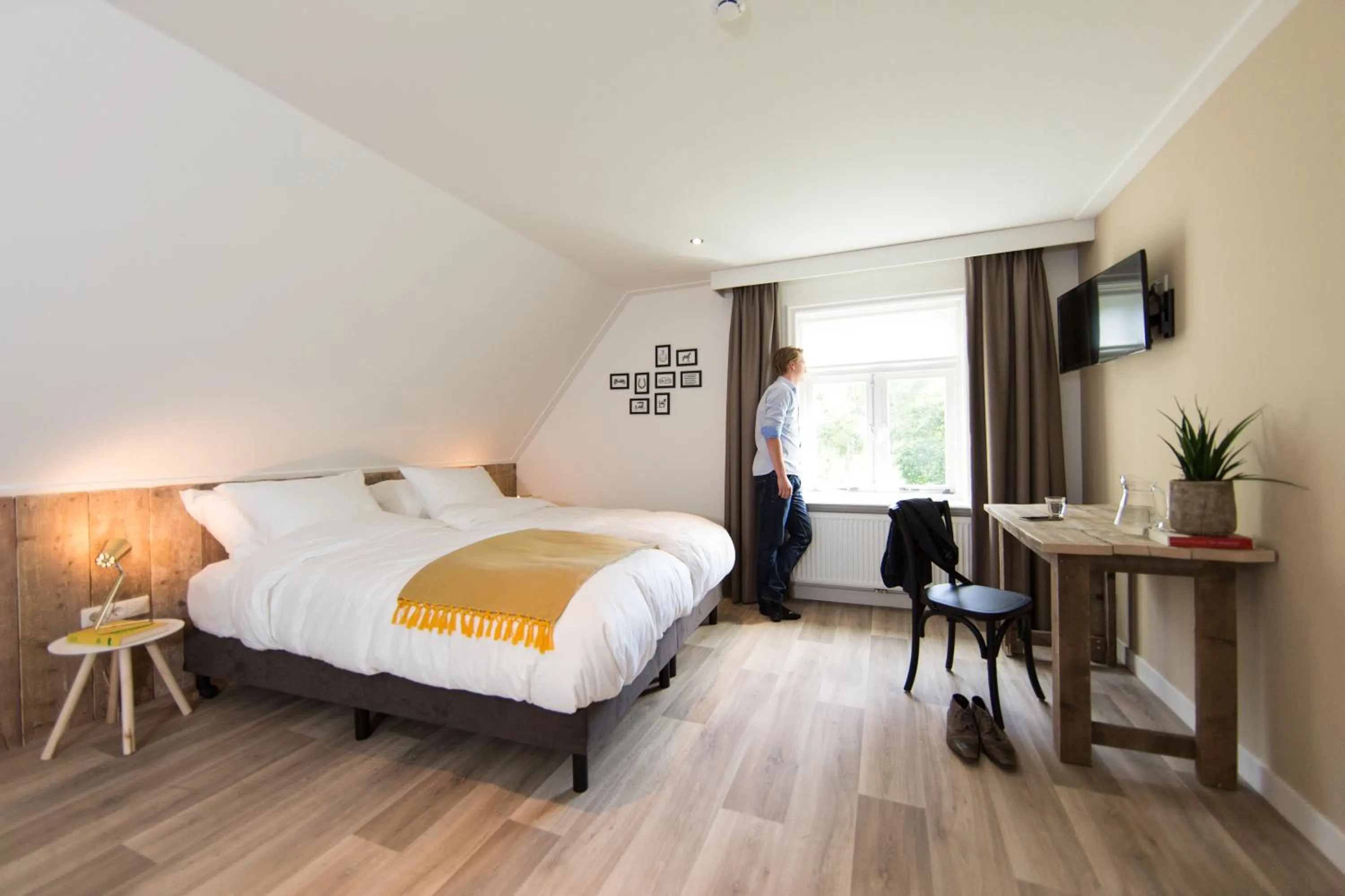 Shower, Bed in B&B De Beiert