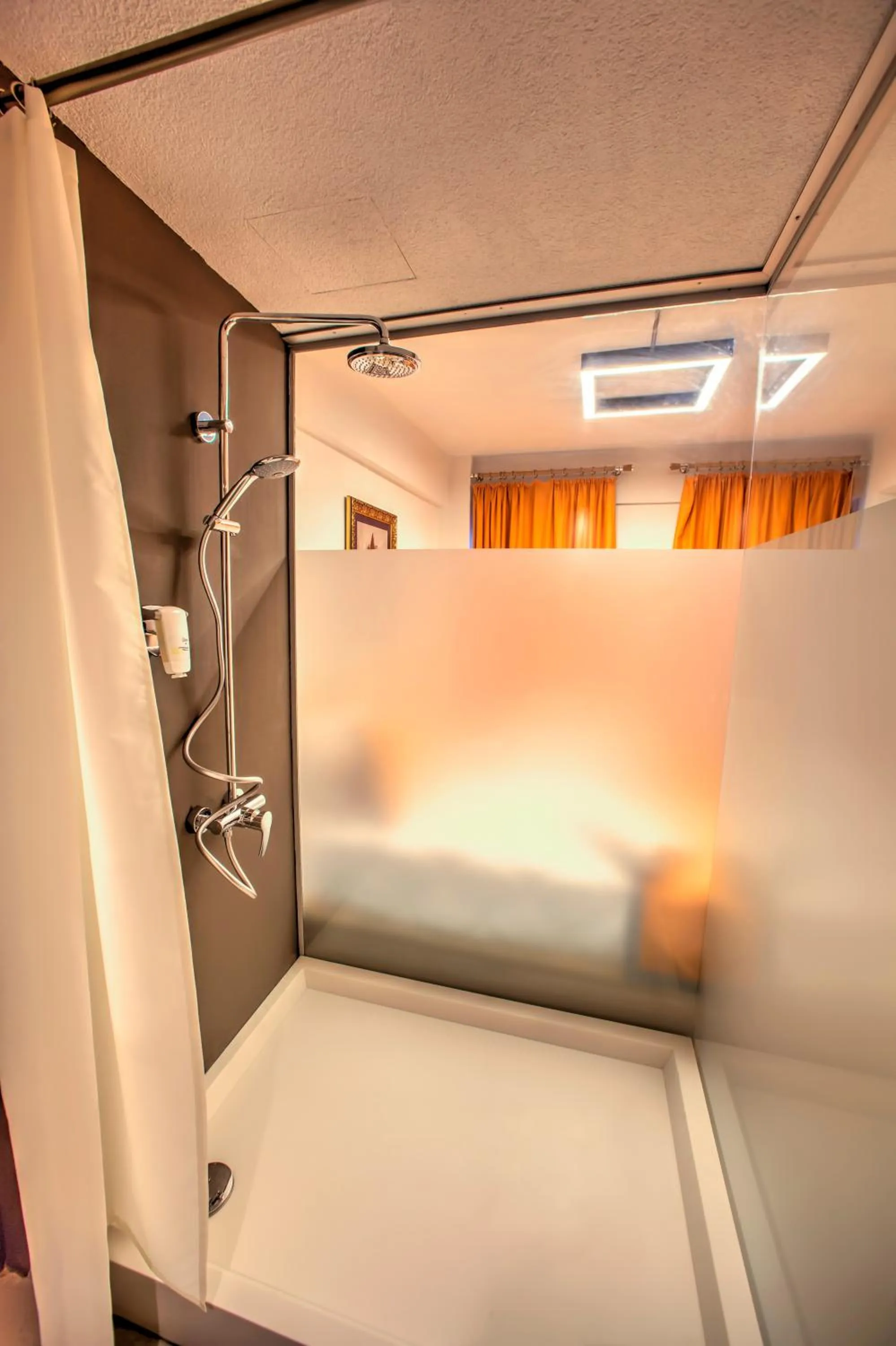 Shower, Bed in Vavien Hotel