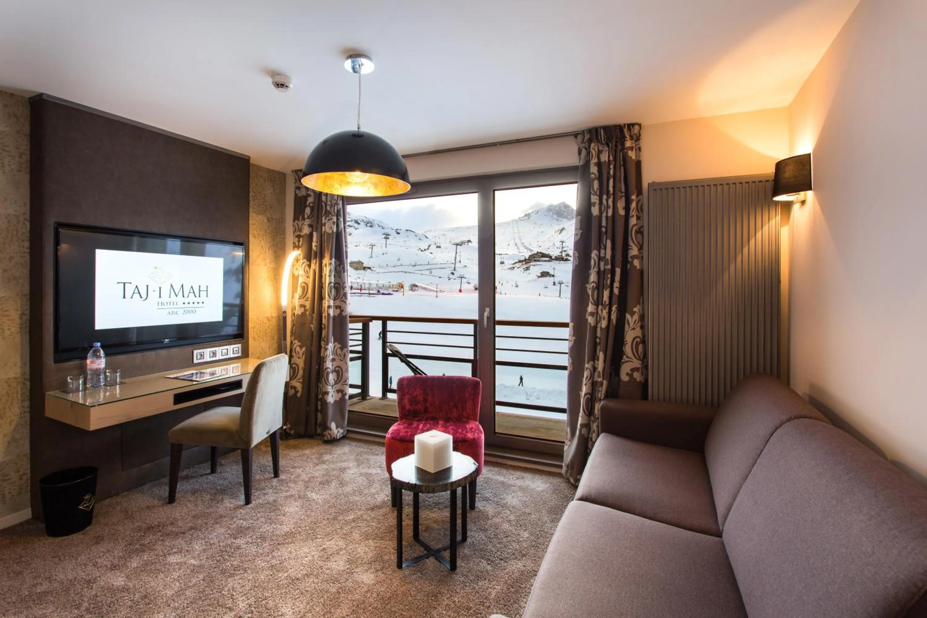 TV and multimedia in Hôtel Taj-I Mah by Les Etincelles