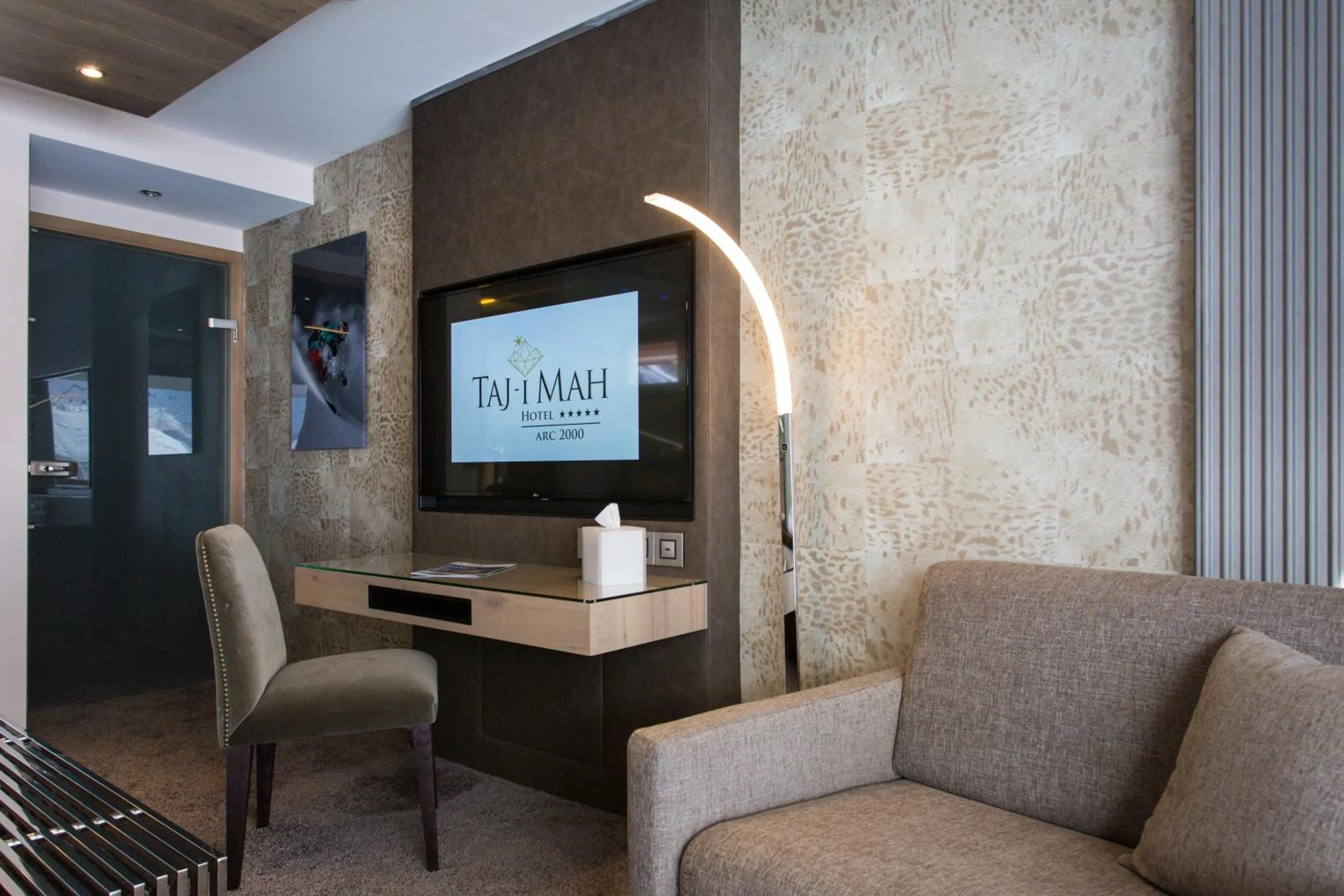 TV and multimedia in Hôtel Taj-I Mah by Les Etincelles