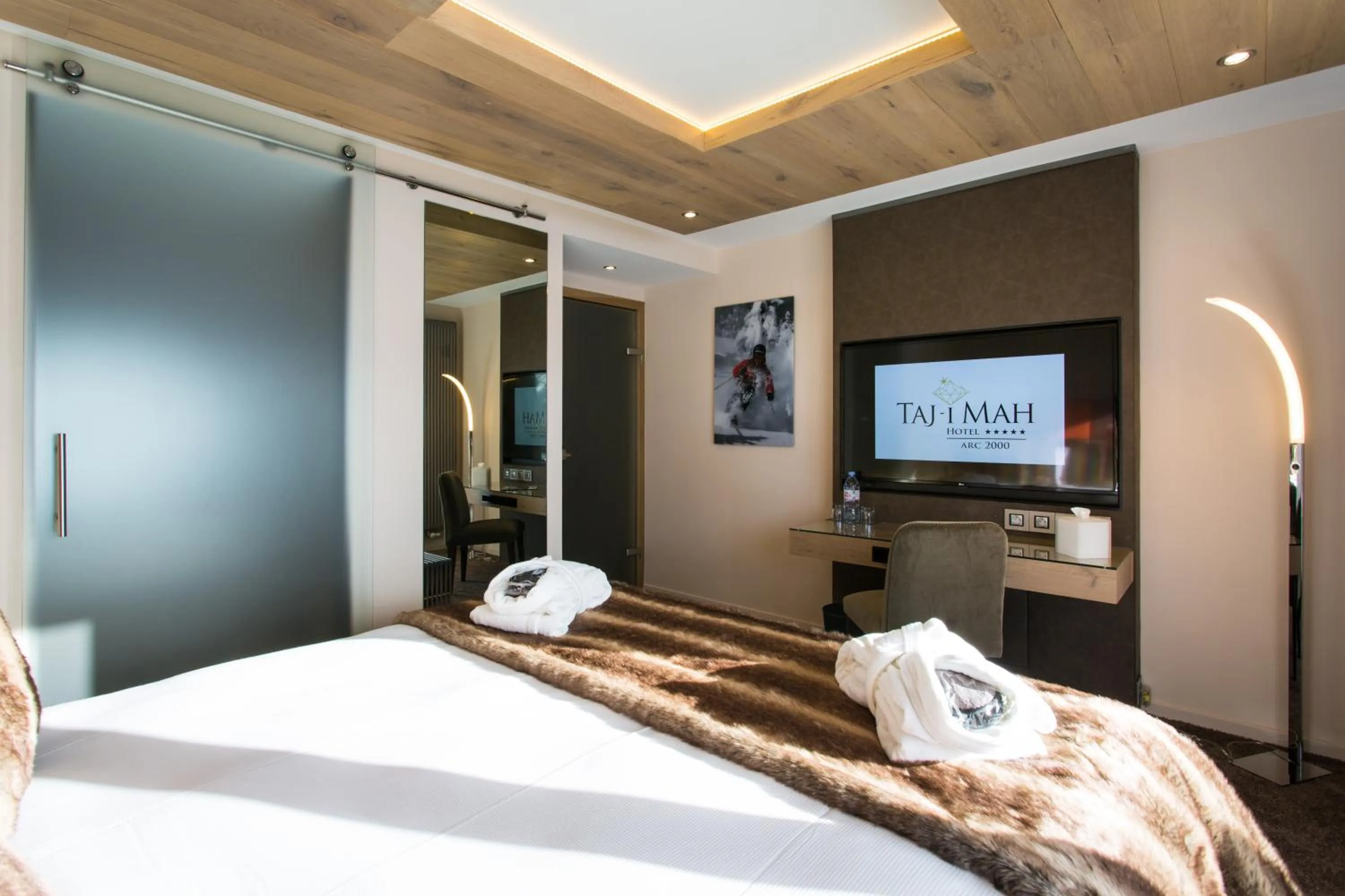 Photo of the whole room, Bed in Hôtel Taj-I Mah by Les Etincelles