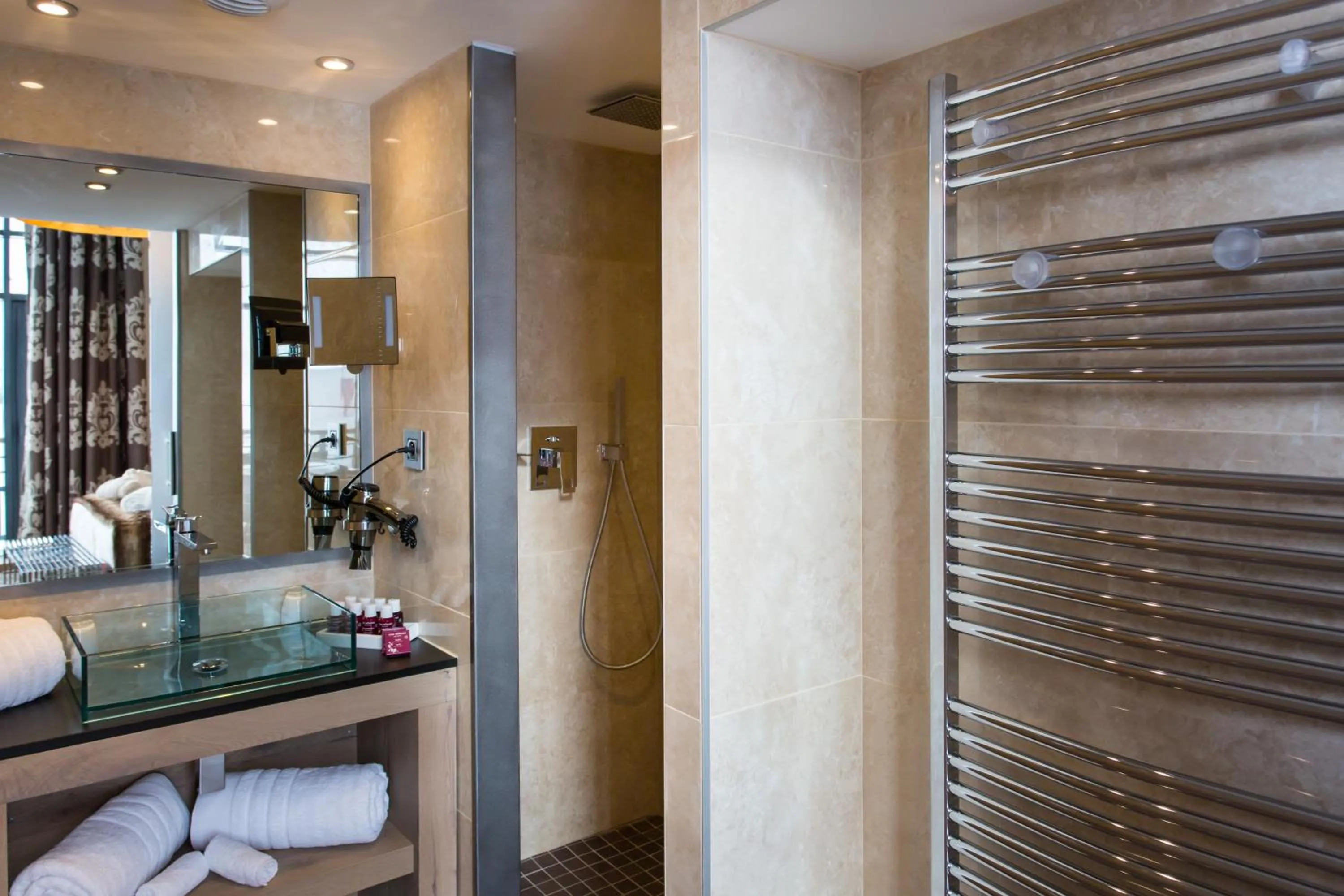 Bathroom in Hôtel Taj-I Mah by Les Etincelles