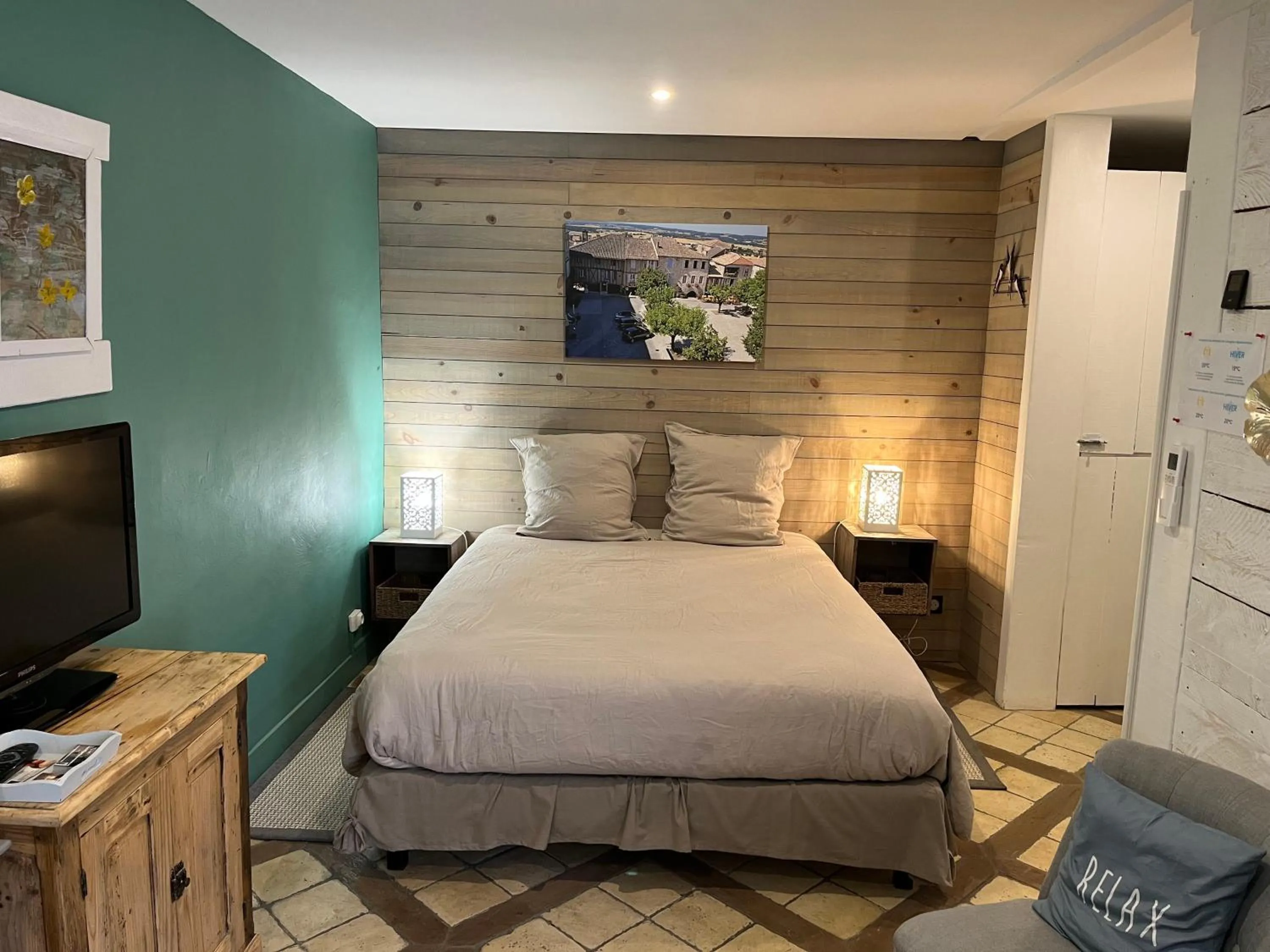 Photo of the whole room, Bed in Gîte Studio "La Cambra dé Monflanquin" Studio Cottage