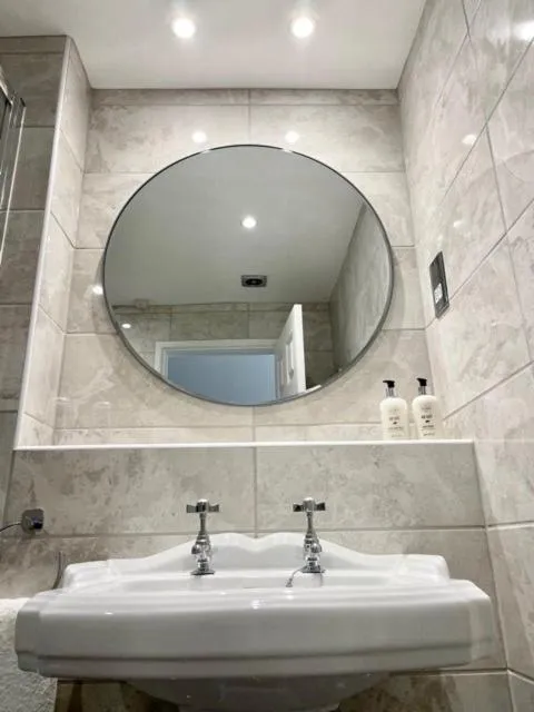 Bathroom in Glewstone Court Country House Hotel