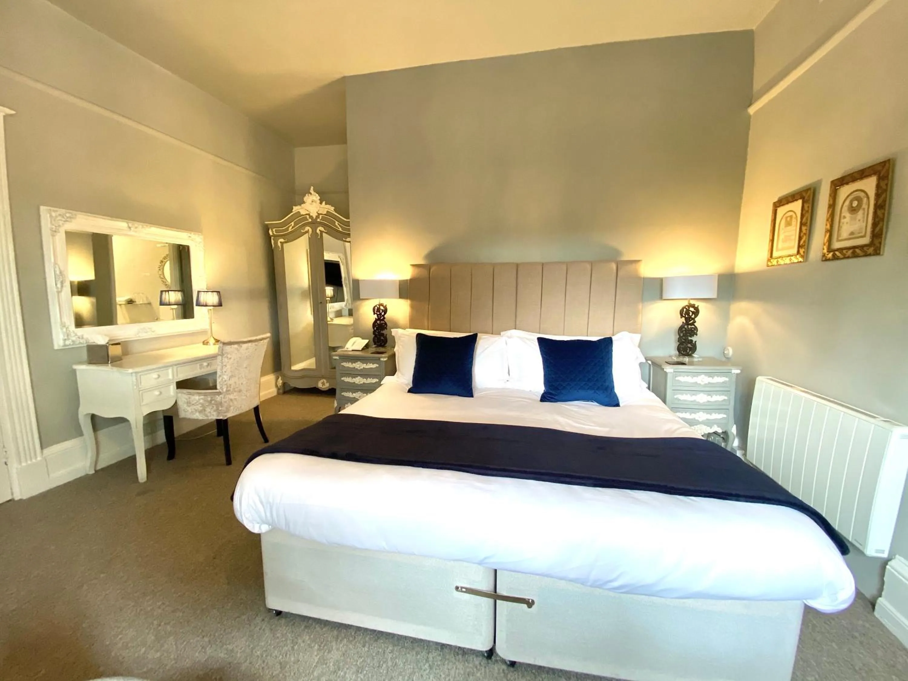 Bed in Glewstone Court Country House Hotel