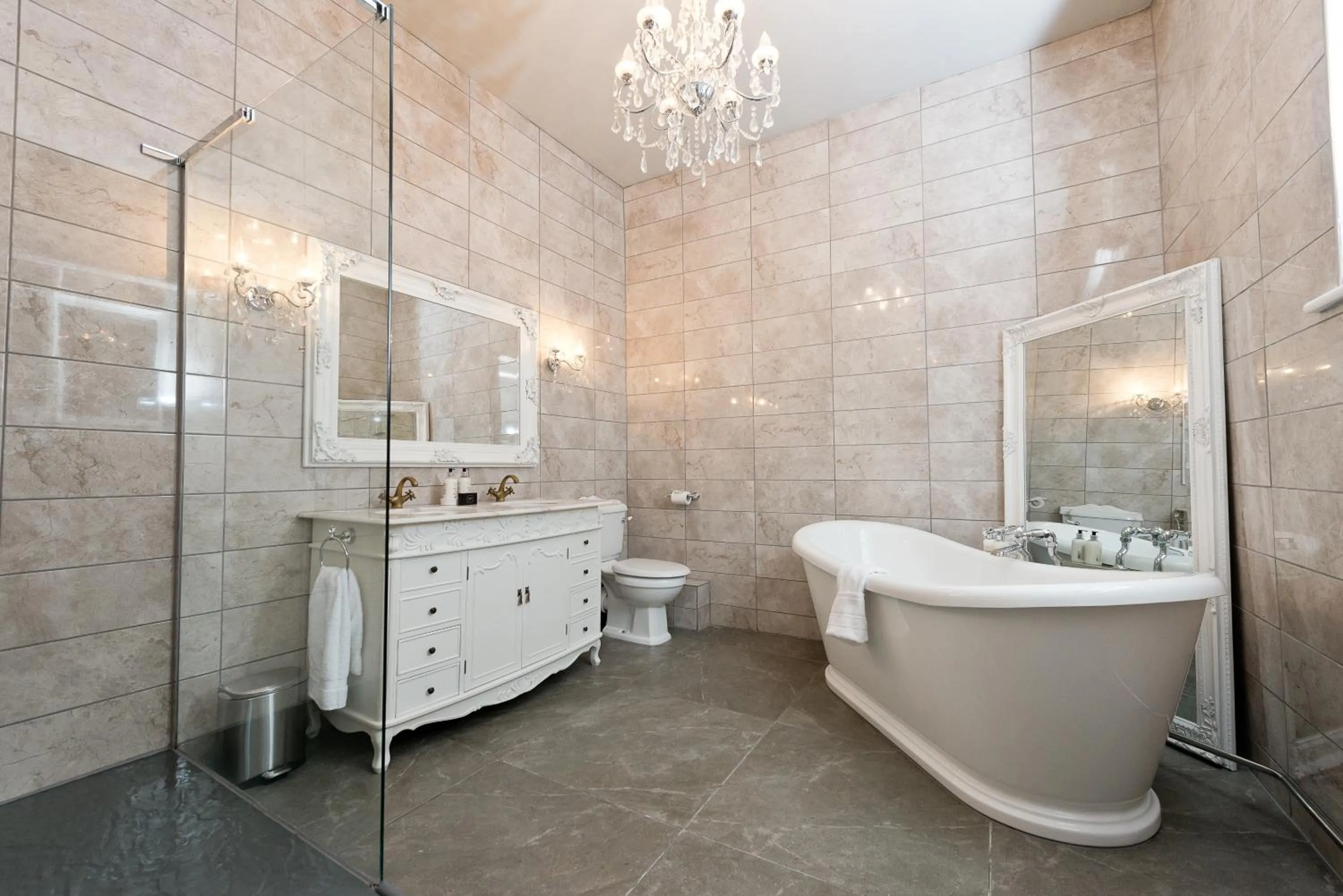 Bathroom in Glewstone Court Country House Hotel