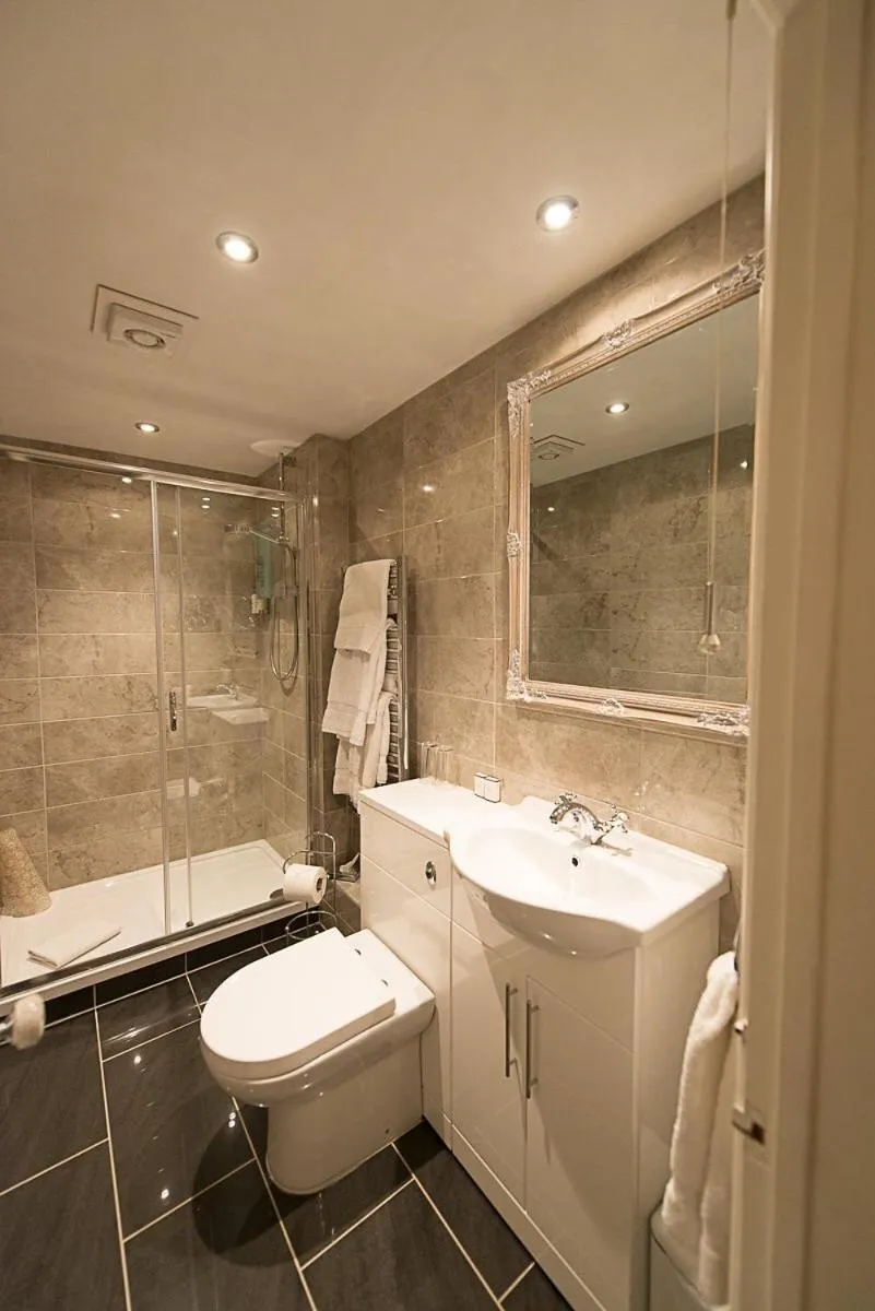 Bathroom in Glewstone Court Country House Hotel