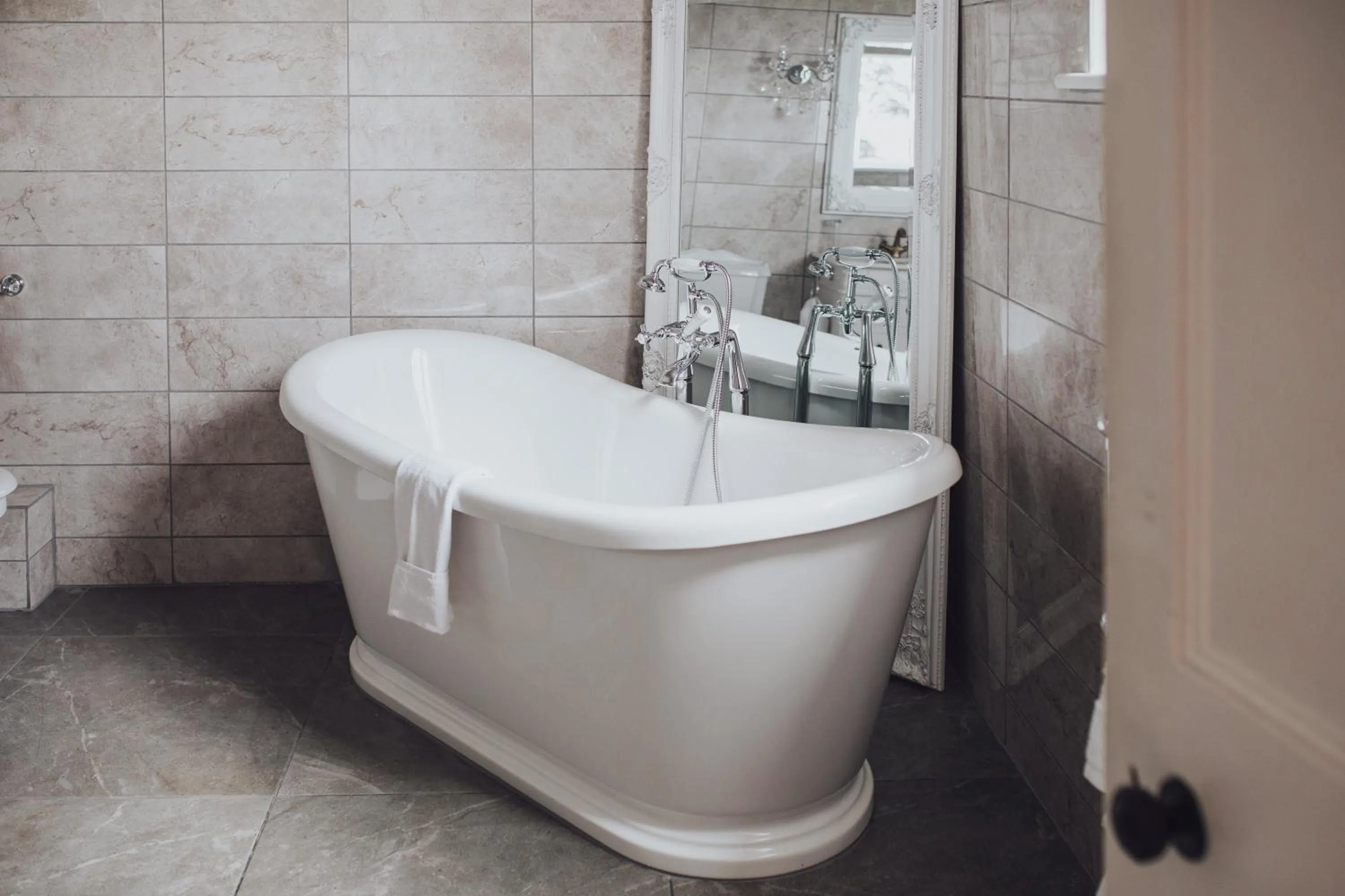 Bathroom in Glewstone Court Country House Hotel