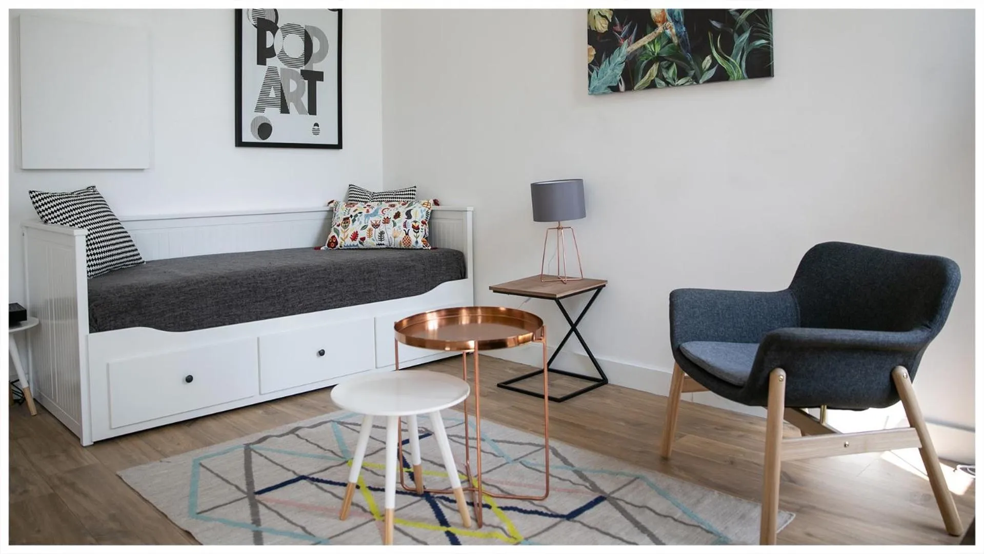 Communal lounge/ TV room, Bed in URBAN LOFT & SPA Marseille