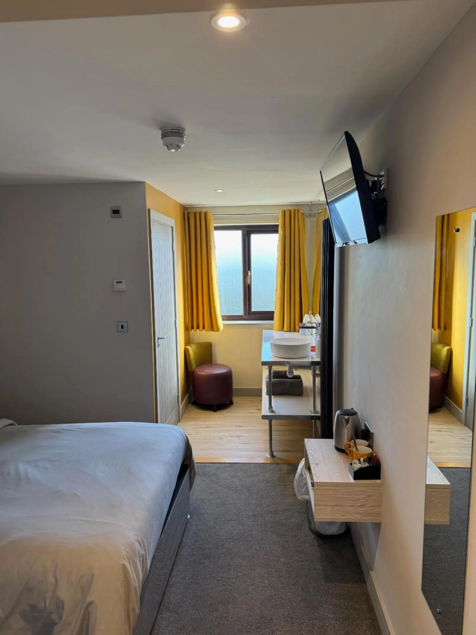 Photo of the whole room, Bed in The White Horse