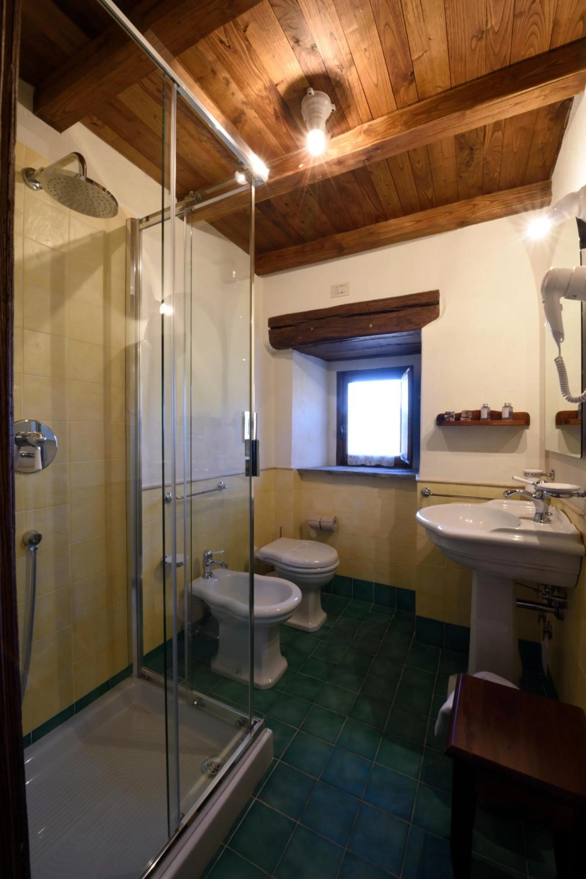 Shower in Borgotufi Albergo Diffuso