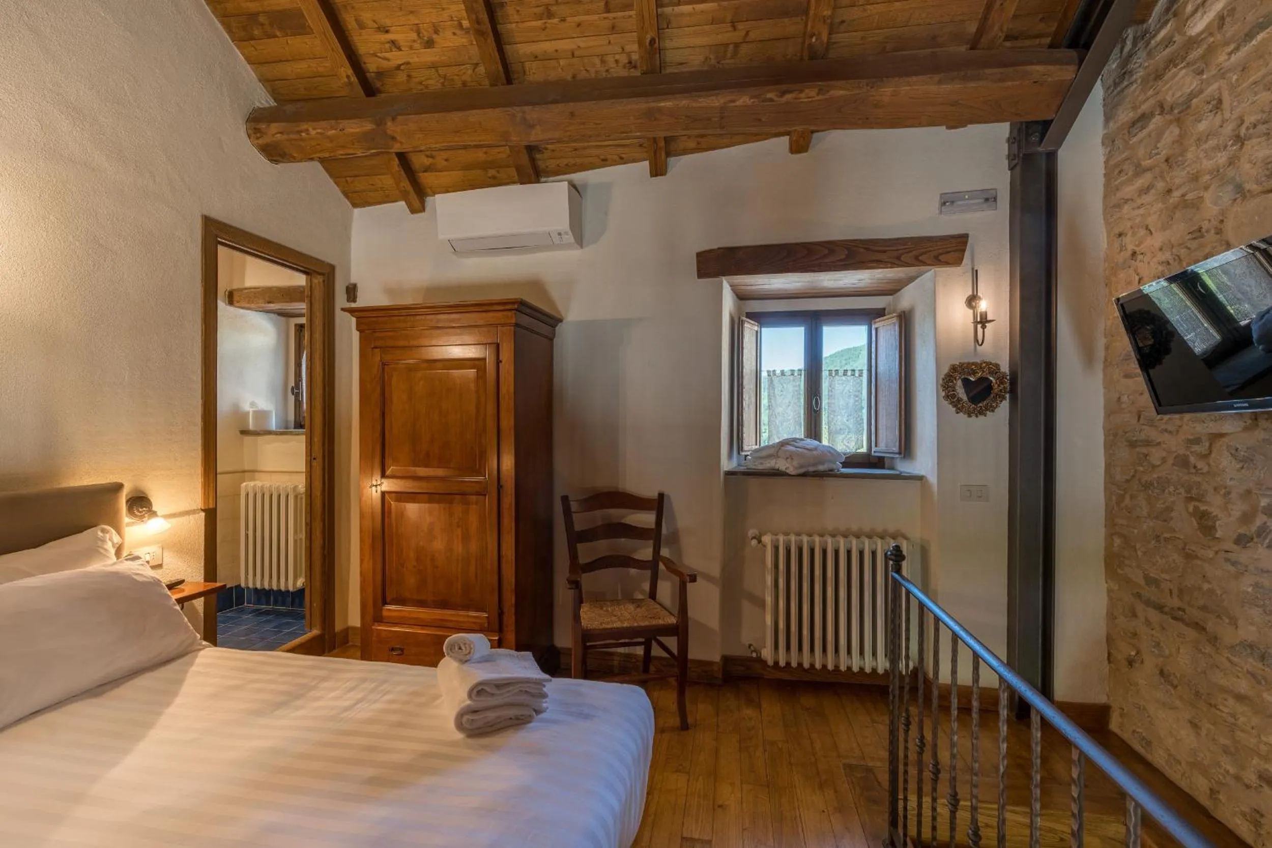 Photo of the whole room, Bed in Borgotufi Albergo Diffuso