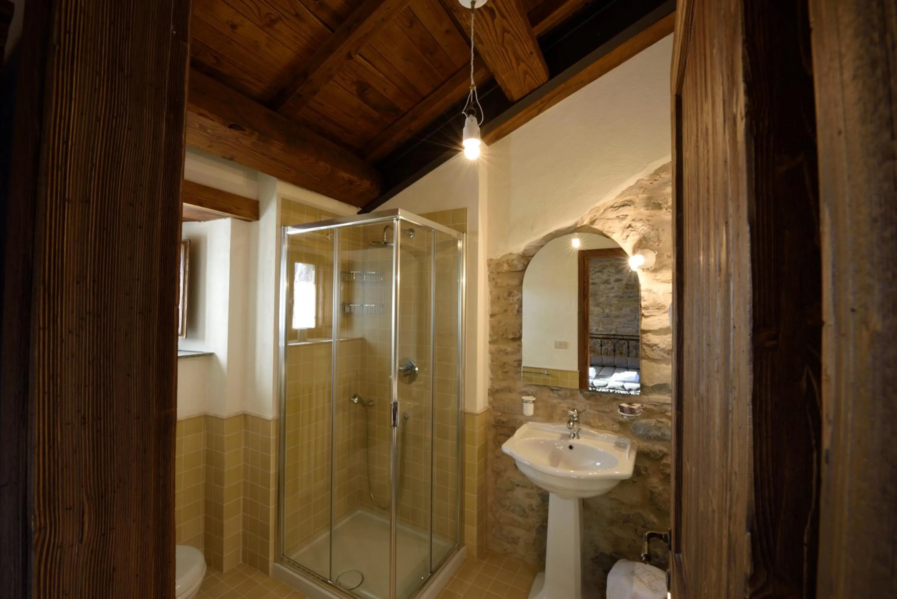 Shower in Borgotufi Albergo Diffuso