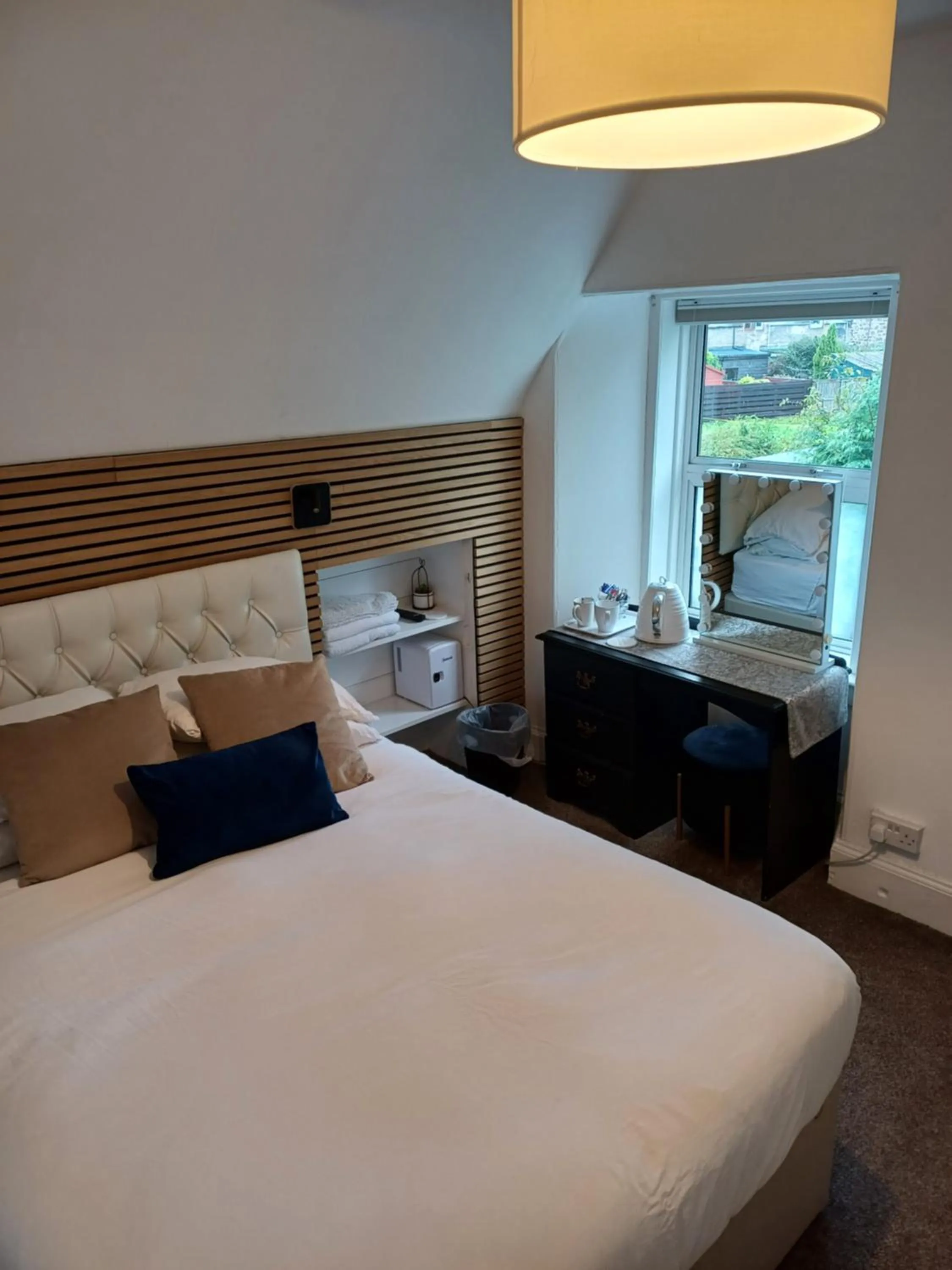 Bed in Jacobite Rose