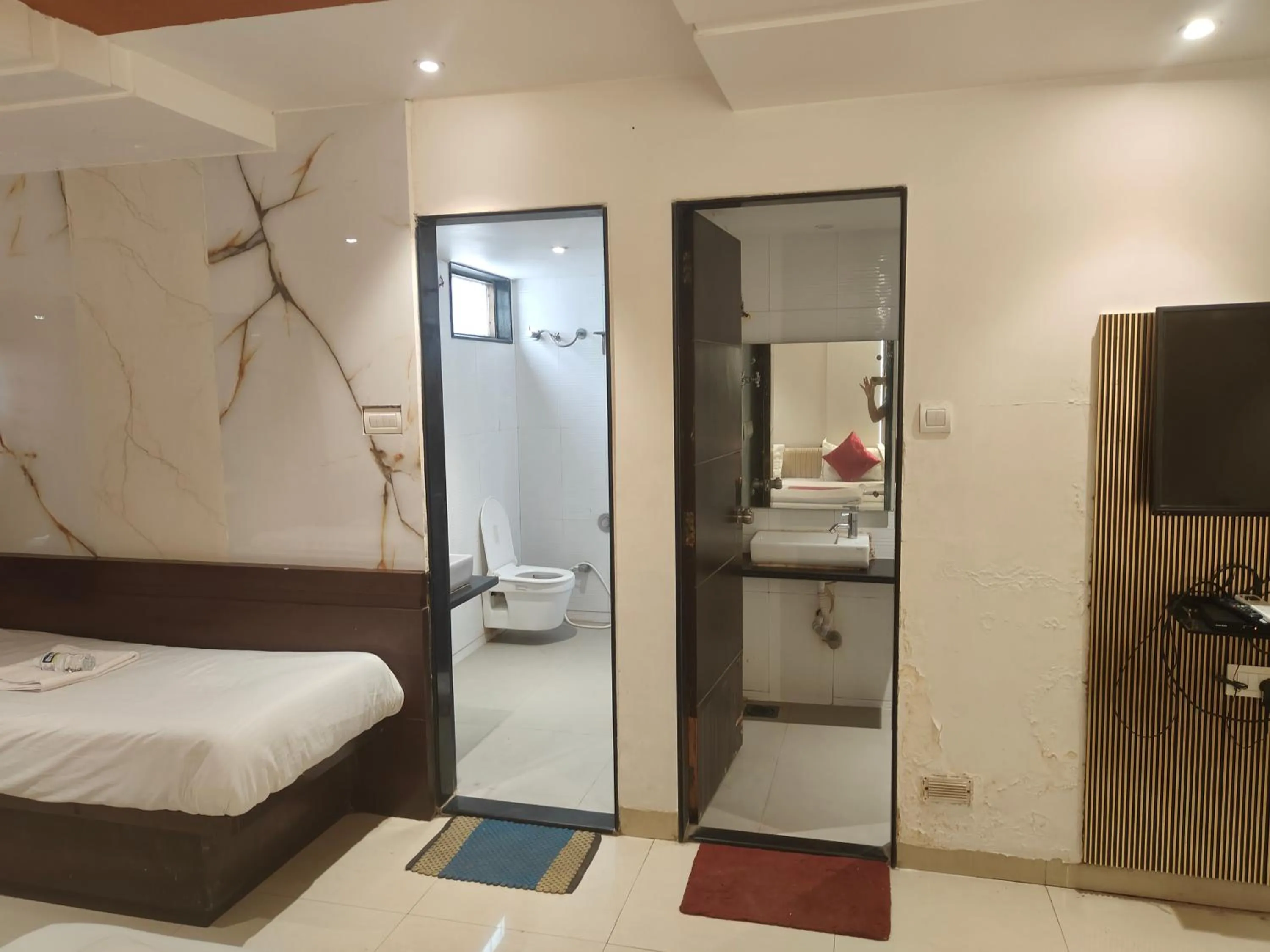 Shower, Bed in Hotel Anand Palace