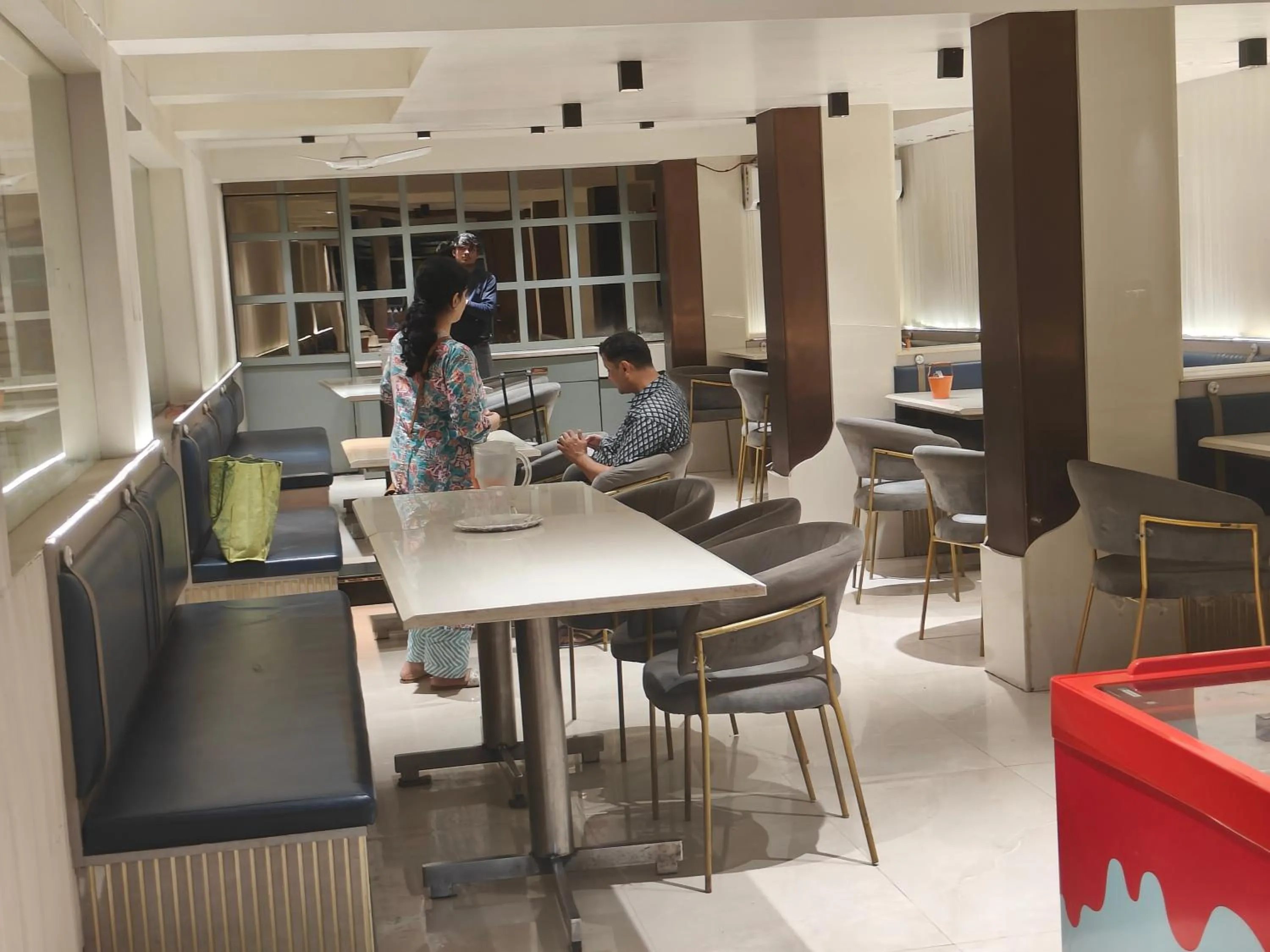 Restaurant/places to eat in Hotel Anand Palace