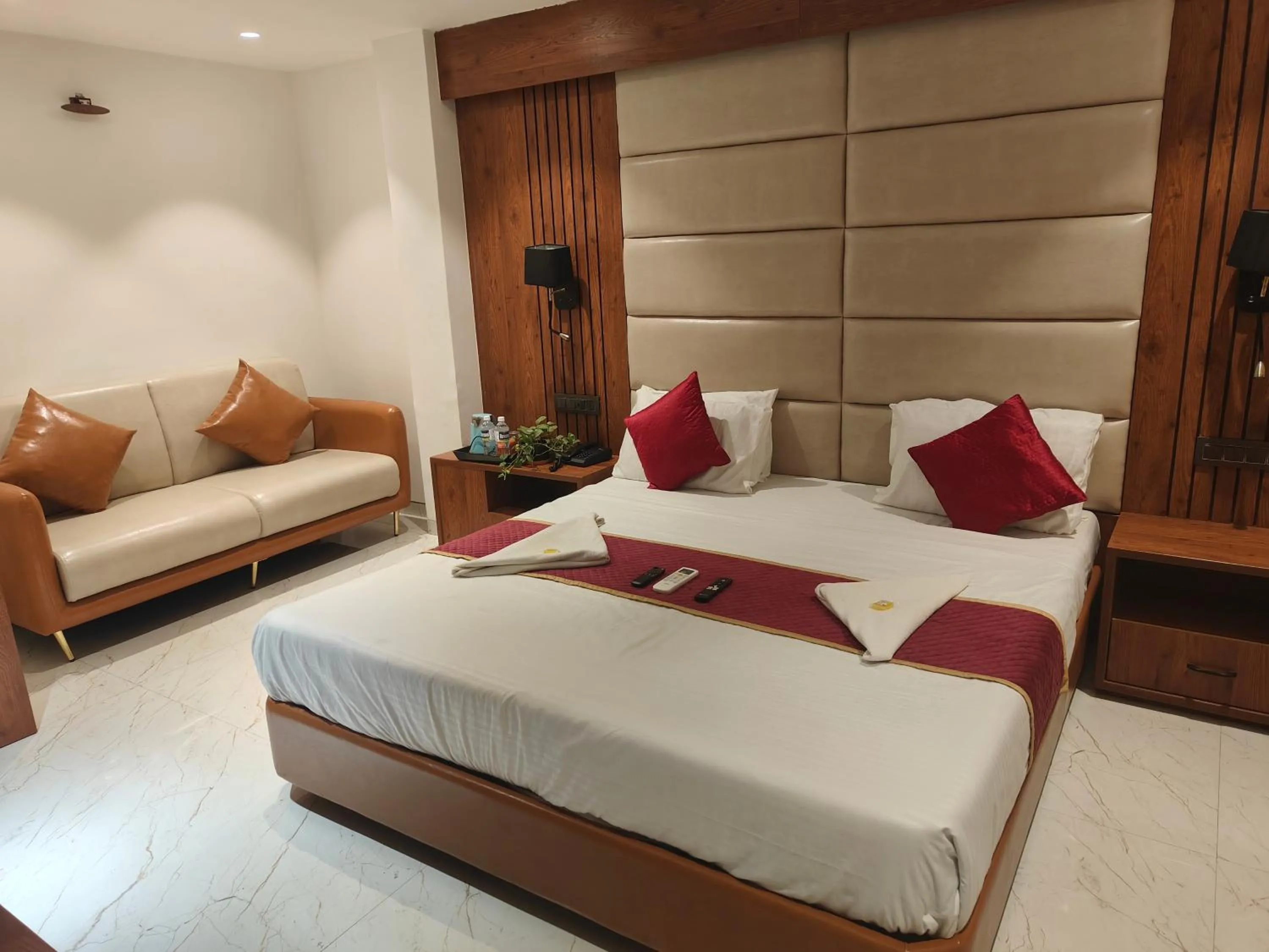 Shower, Bed in Hotel Anand Palace