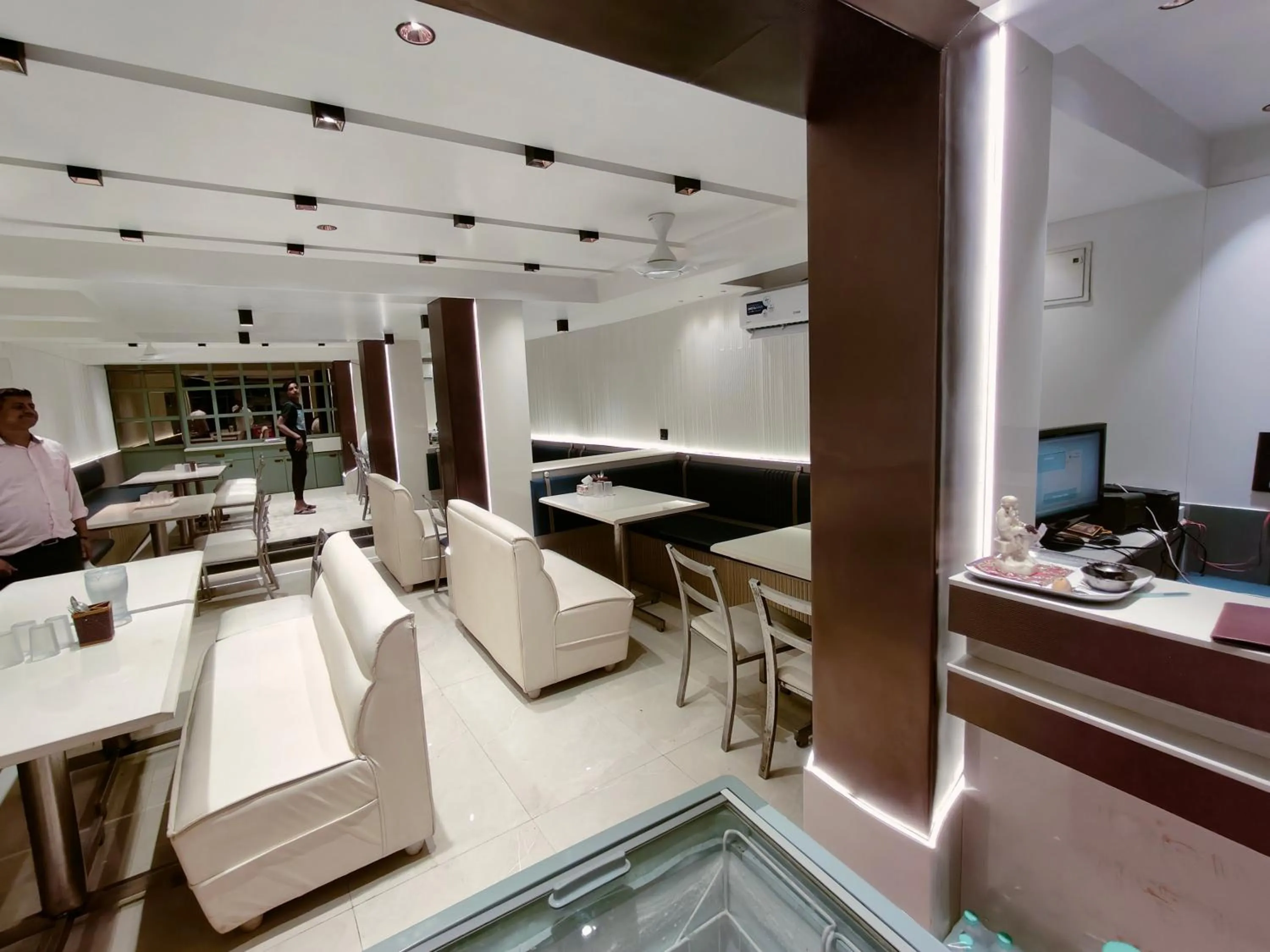 Restaurant/places to eat in Hotel Anand Palace