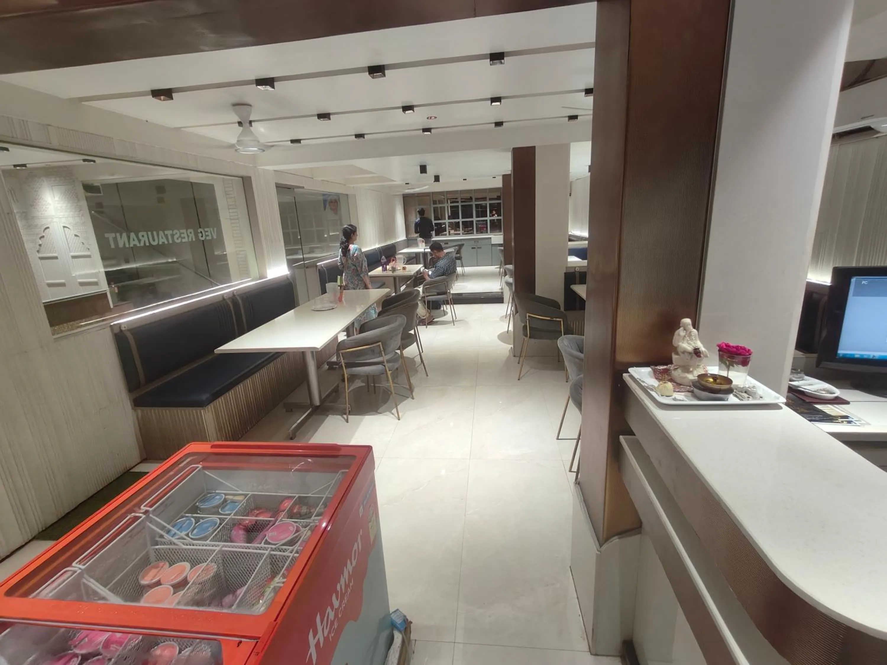 Restaurant/places to eat in Hotel Anand Palace