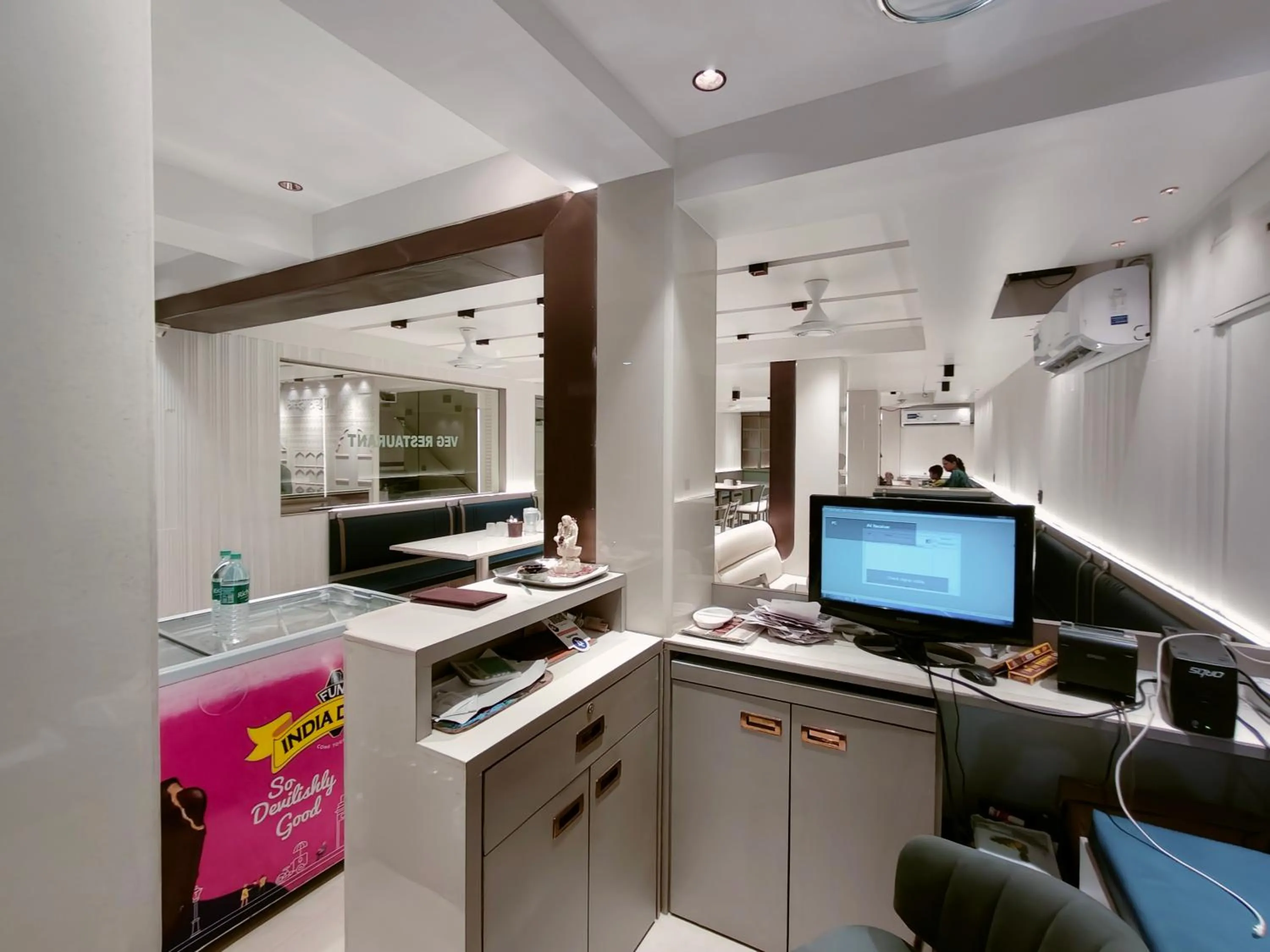 Restaurant/places to eat in Hotel Anand Palace