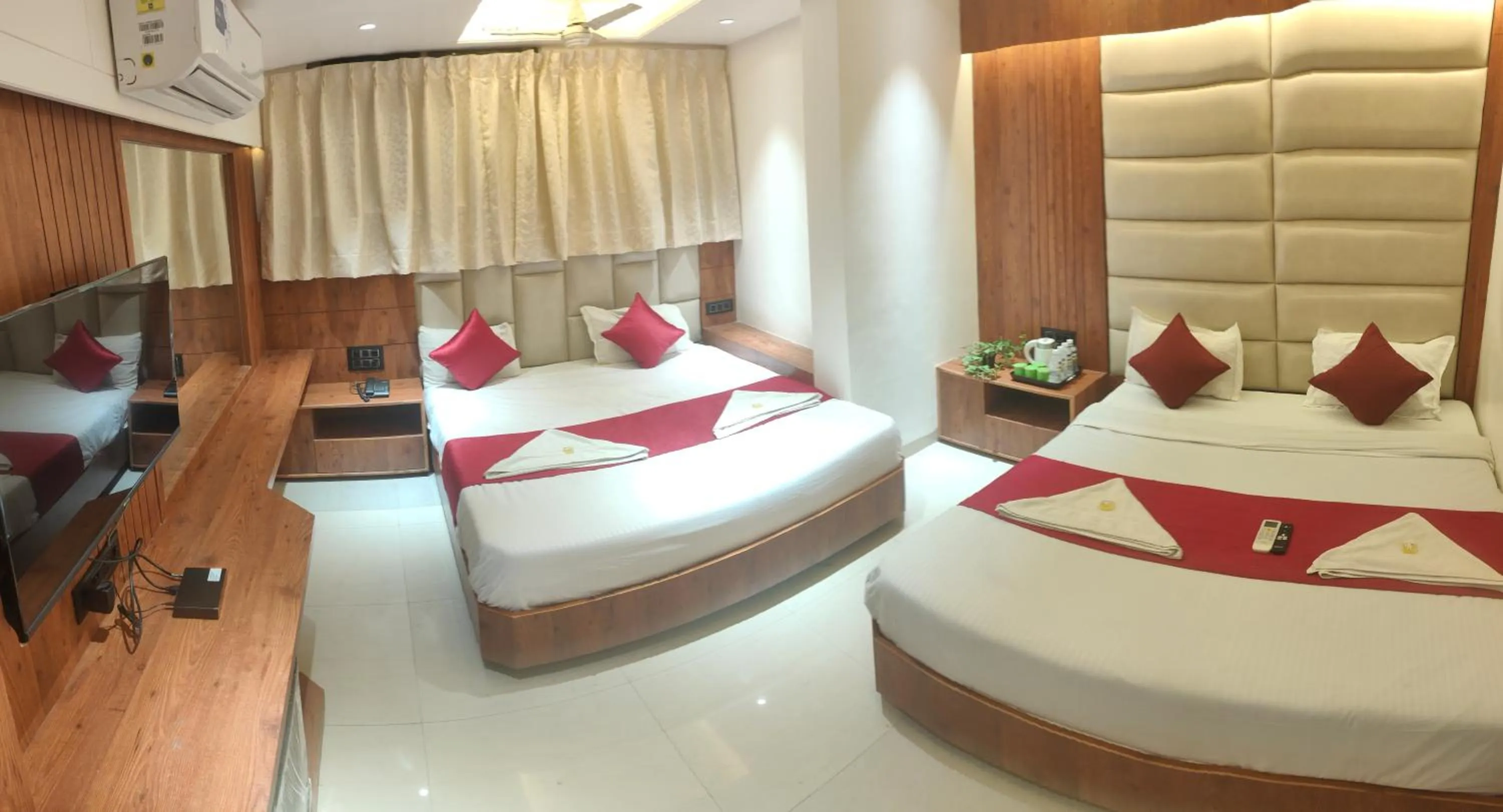 Communal lounge/ TV room, Bed in Hotel Anand Palace