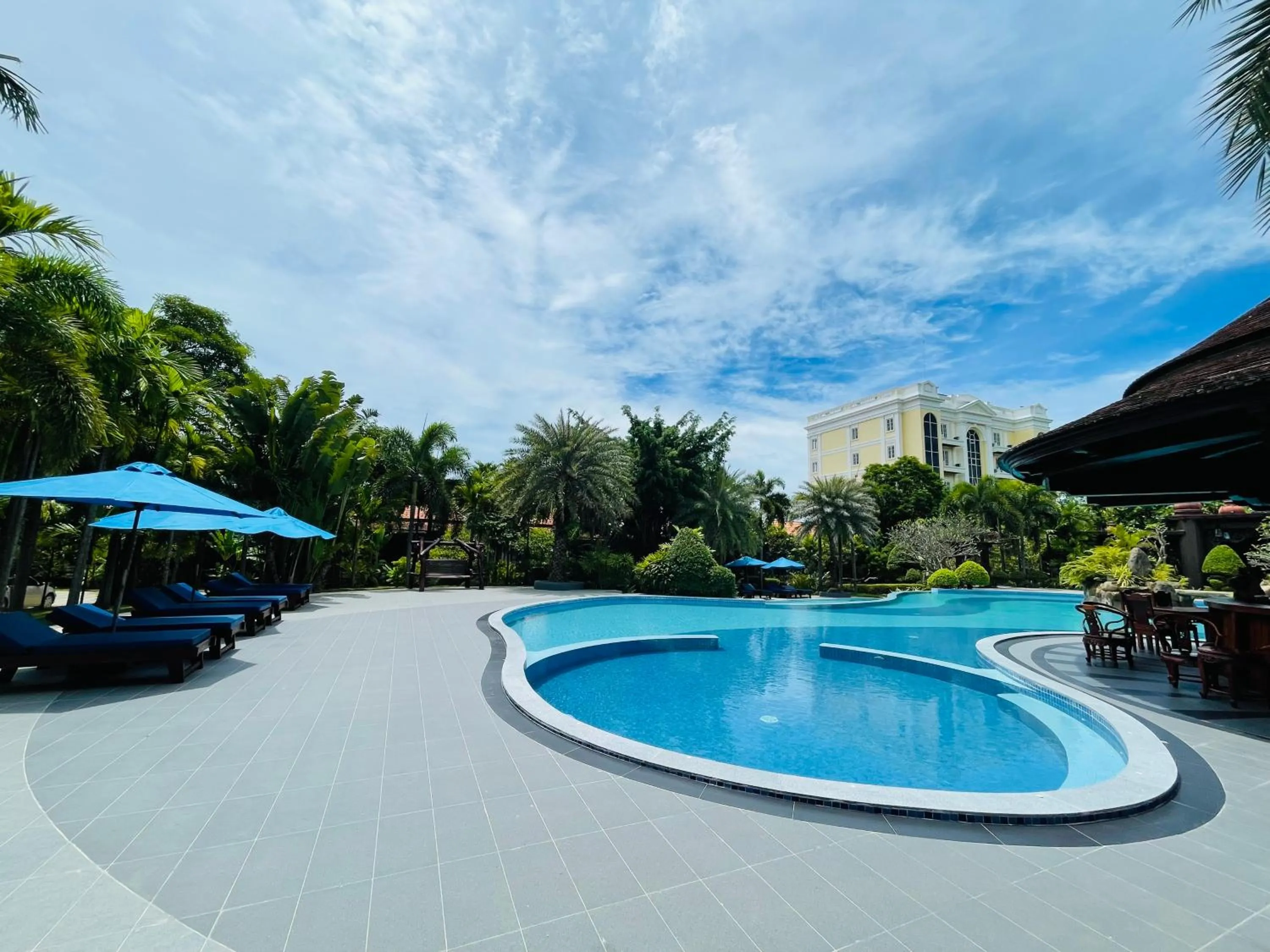 Swimming pool in Try Palace Resort Kep