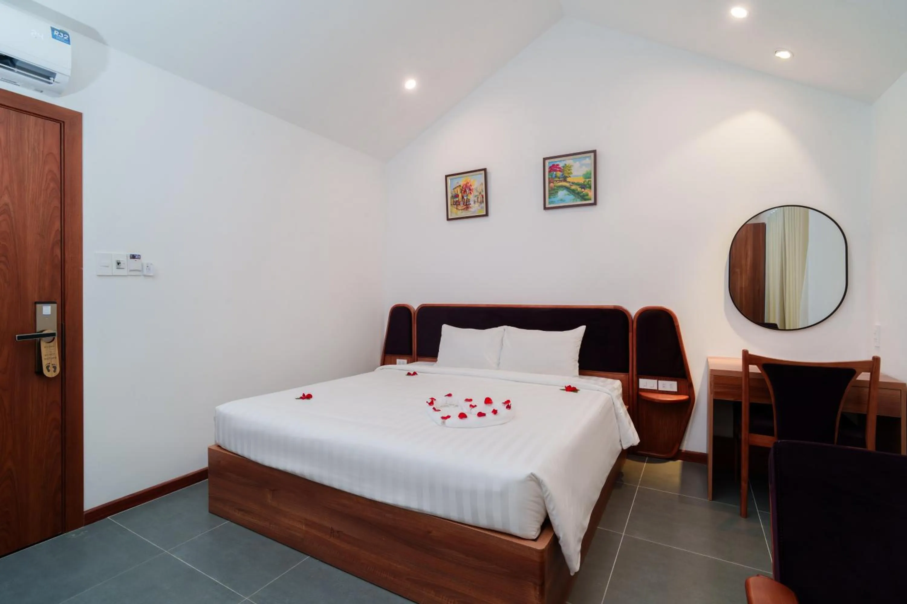 Bed in Serene Riverside Hotel Hoi An