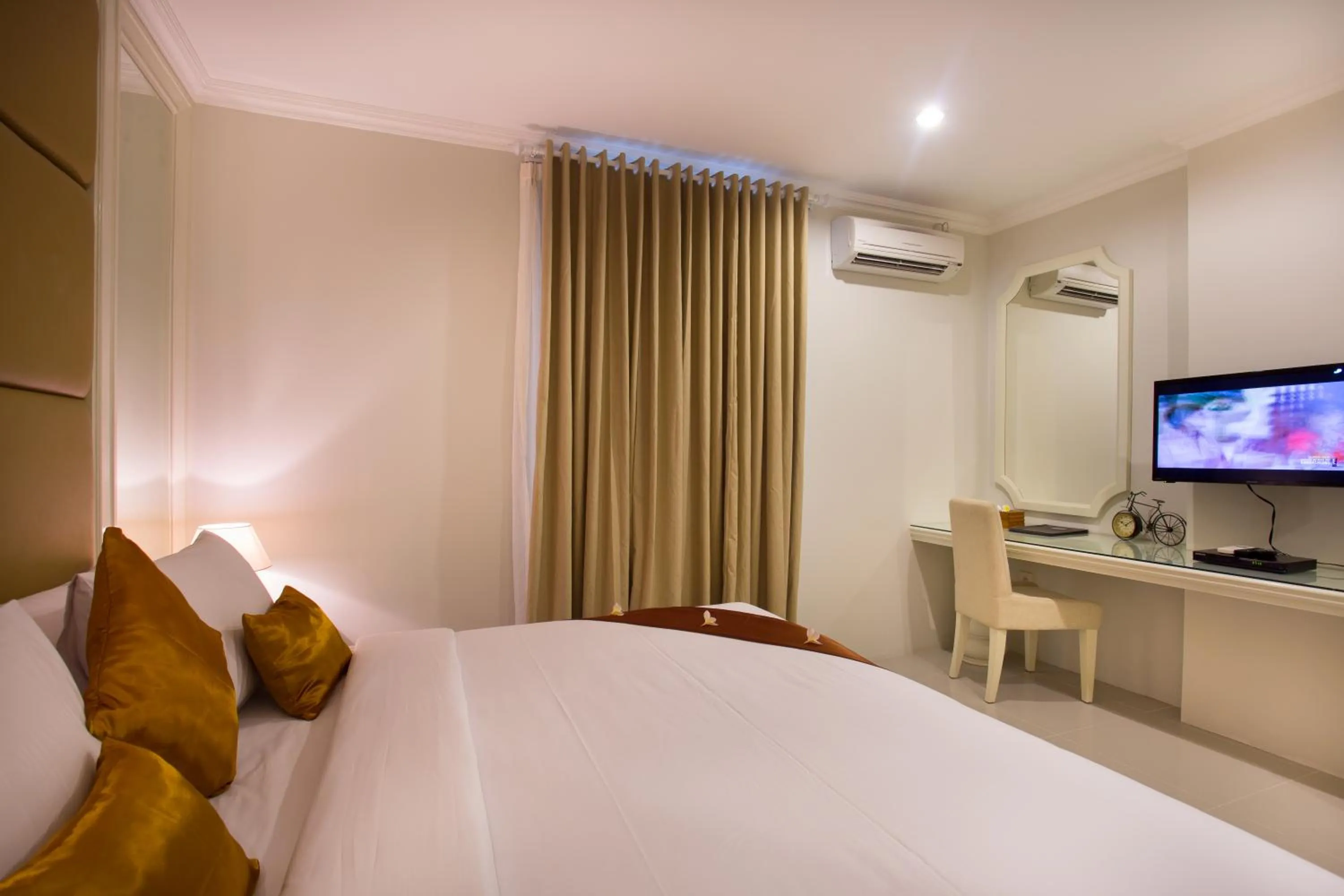 Bedroom, Bed in Amalfi Hotel Seminyak