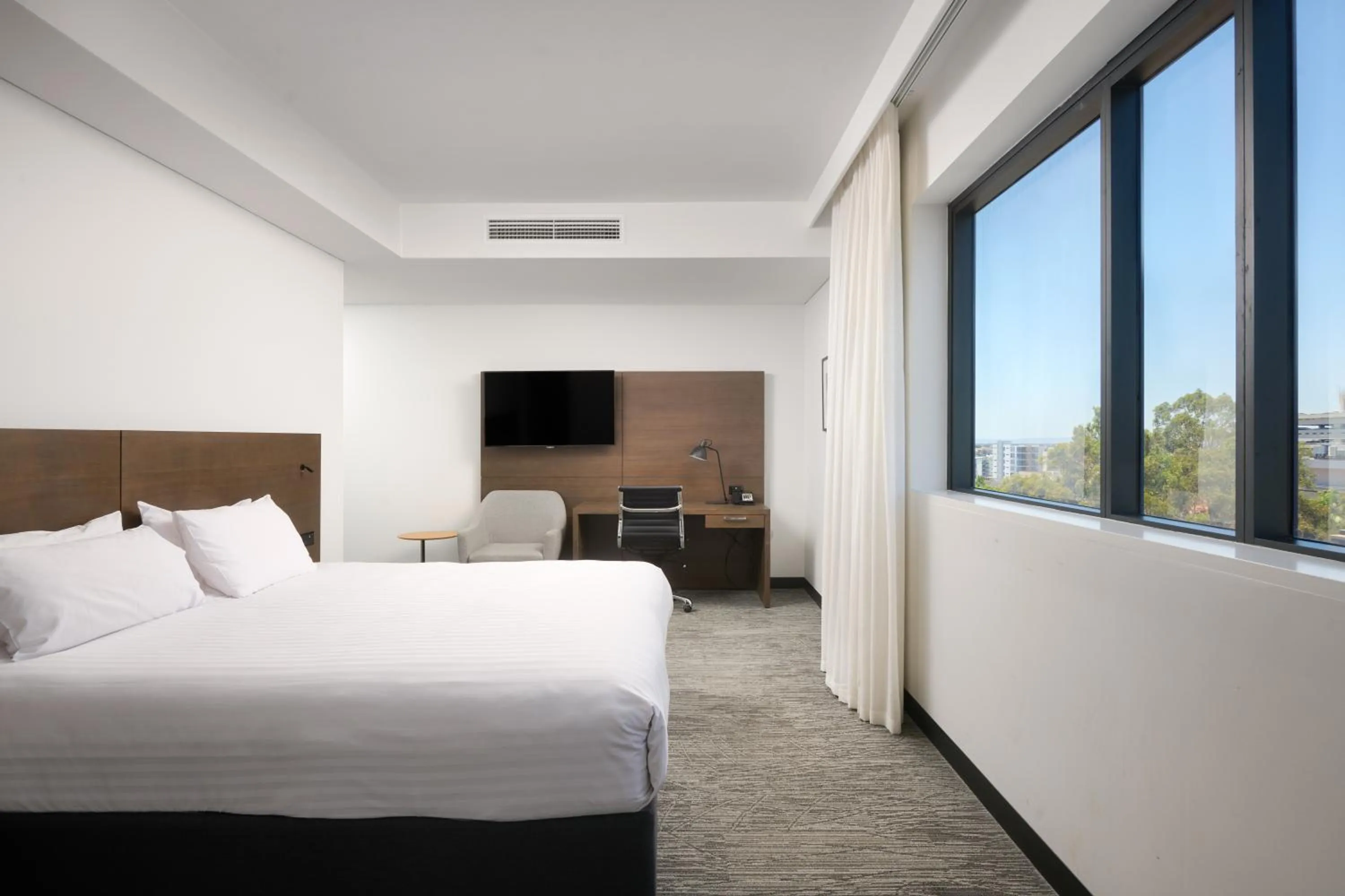 Photo of the whole room, Bed in Holiday Inn West Perth by IHG