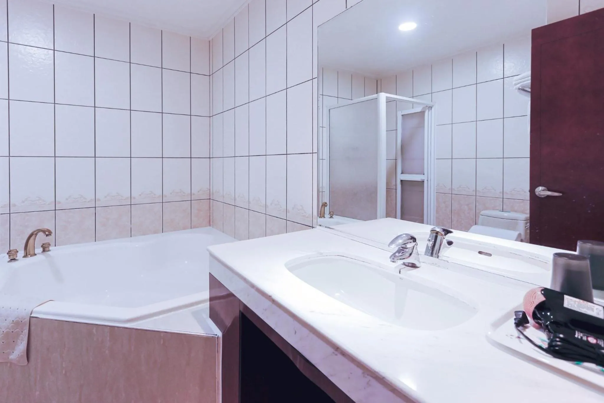 Shower in Herkang Hotel